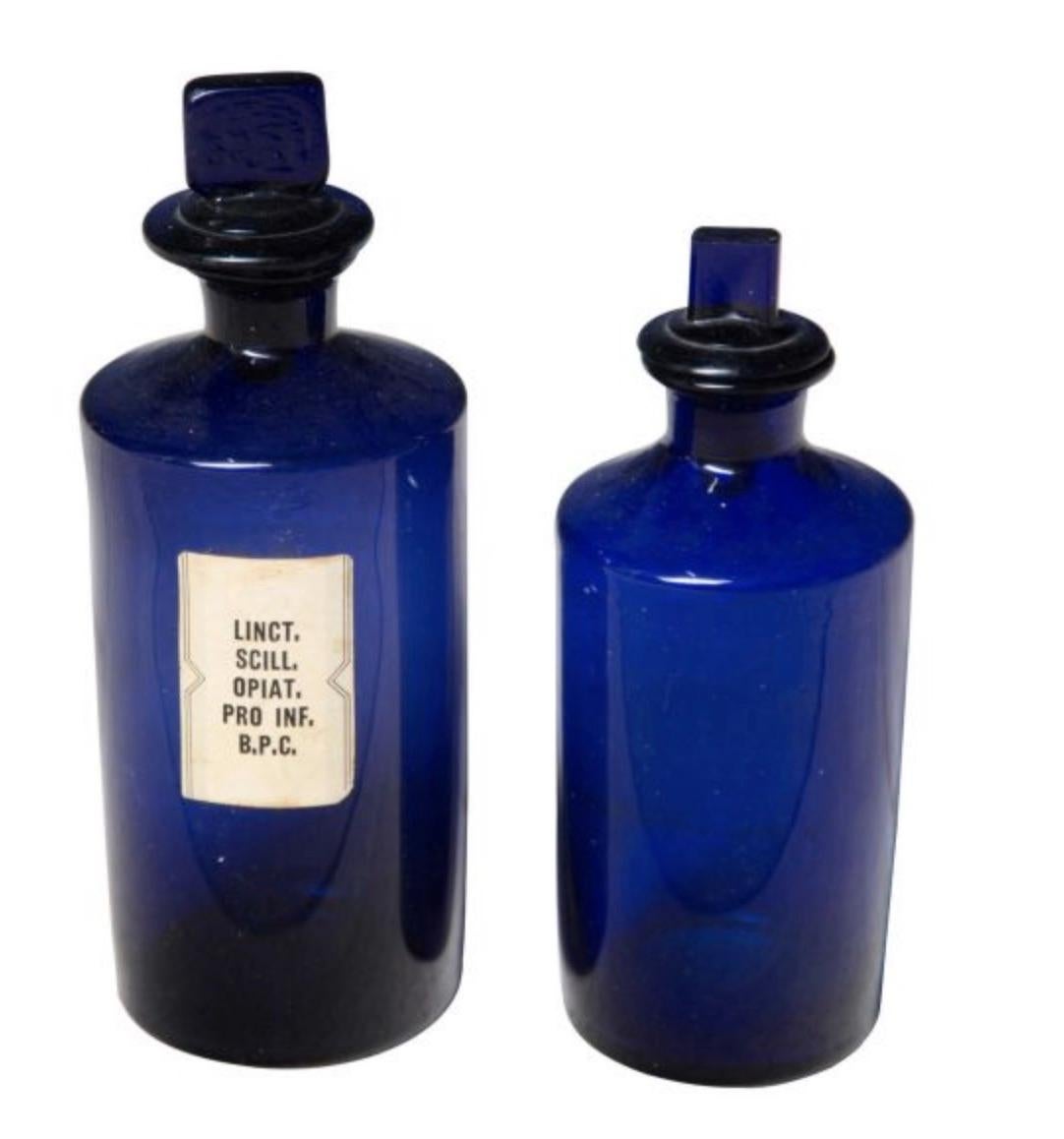 Coppia di bottiglie/barattoli da farmacia inglesi di colore blu Bristol. 
Nessuna crepa o scheggiatura. 
Circa 1900.