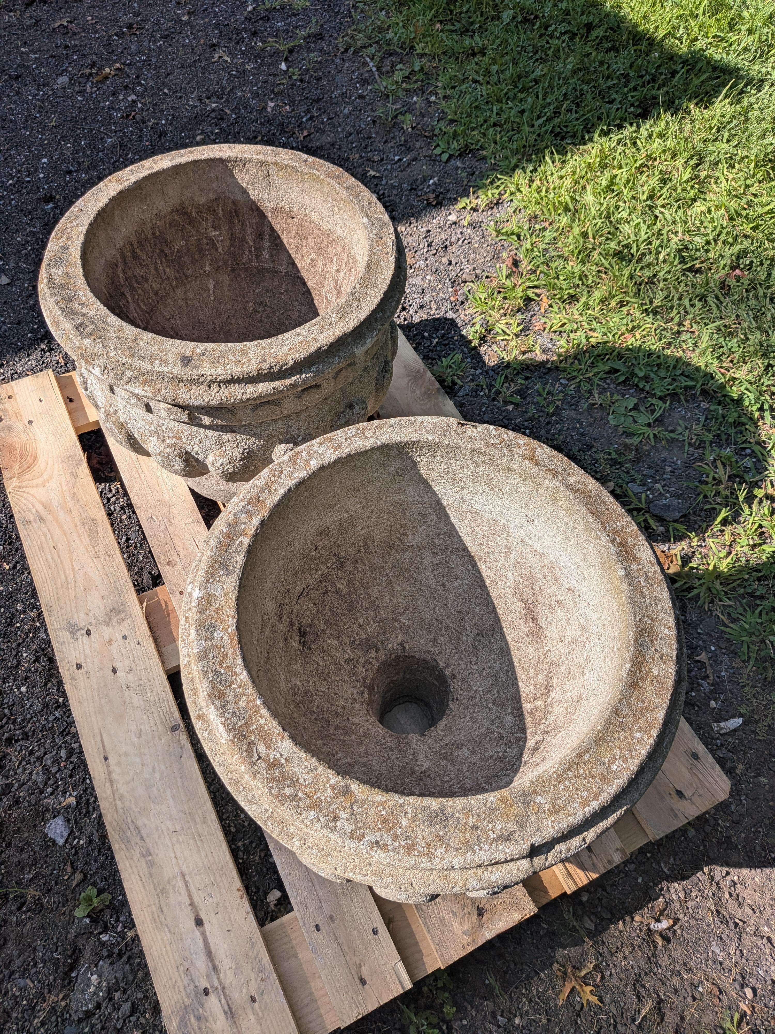 Coppia di autentici vasi da giardino / fioriere / contenitori / jardinieres vintage / antichi britannici.

**IL PREZZO SI INTENDE PER ENTRAMBE LE FIORIERE**

Dimensioni:
Diametro esterno di 20 pollici
Diametro interno di 15 pollici
Alto