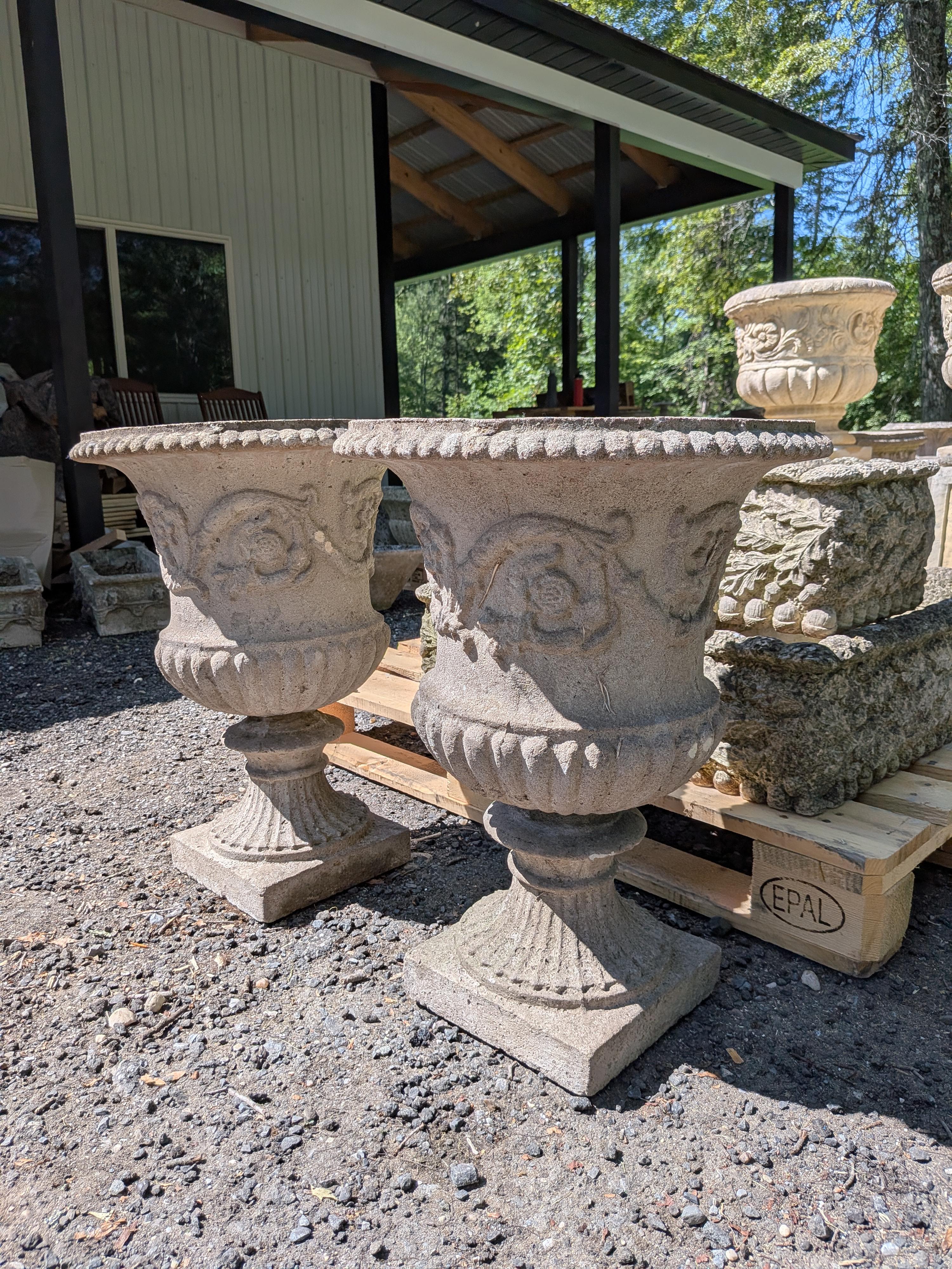 Coppia di autentici vasi da giardino / fioriere / contenitori / urne / jardinieres vintage / antichi britannici.

**IL PREZZO SI INTENDE PER ENTRAMBE LE FIORIERE**

Dimensioni:
Diametro esterno di 18 pollici
Diametro interno 12,5
Alto 24