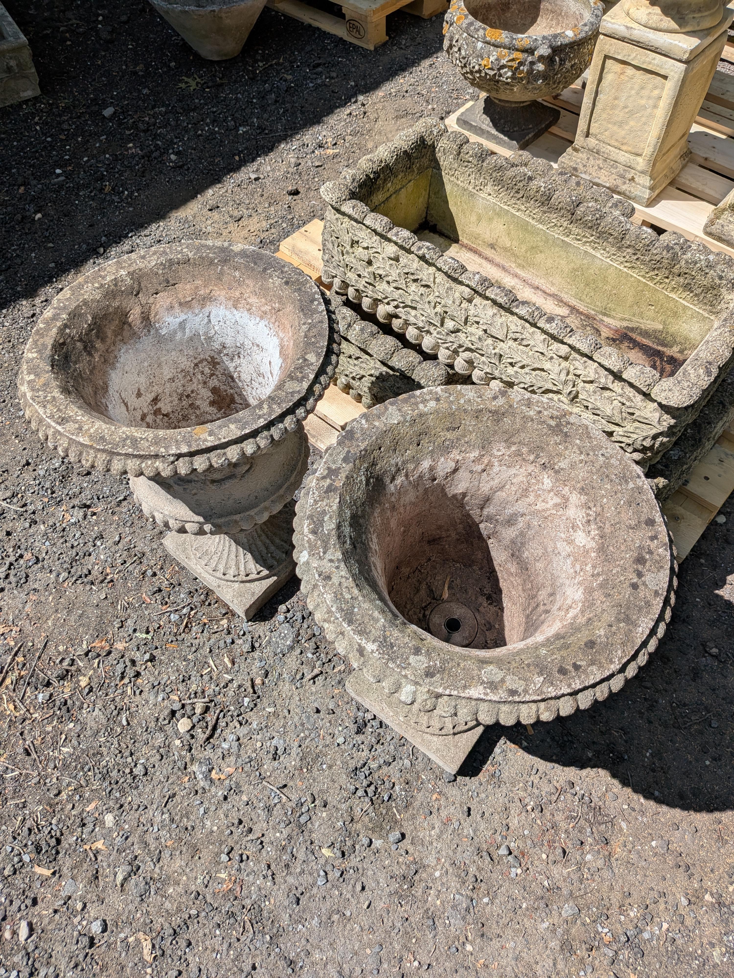 Britannico Coppia di fioriere in pietra inglese / Jardinieres in vendita