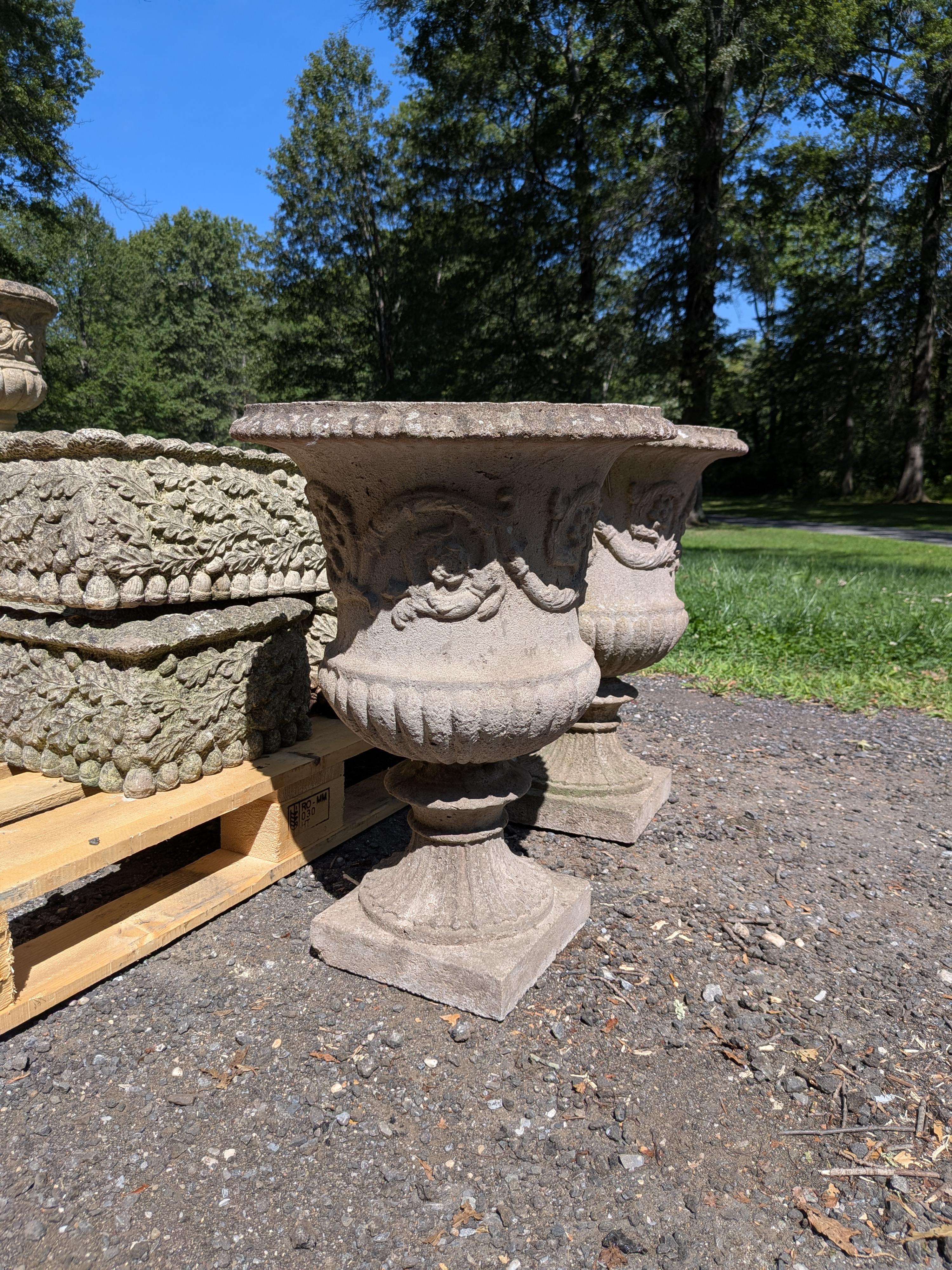 Coppia di fioriere in pietra inglese / Jardinieres In condizioni buone in vendita a Gardiner, NY