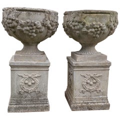 Paire de jardinières britanniques en pierre moulée sur socles