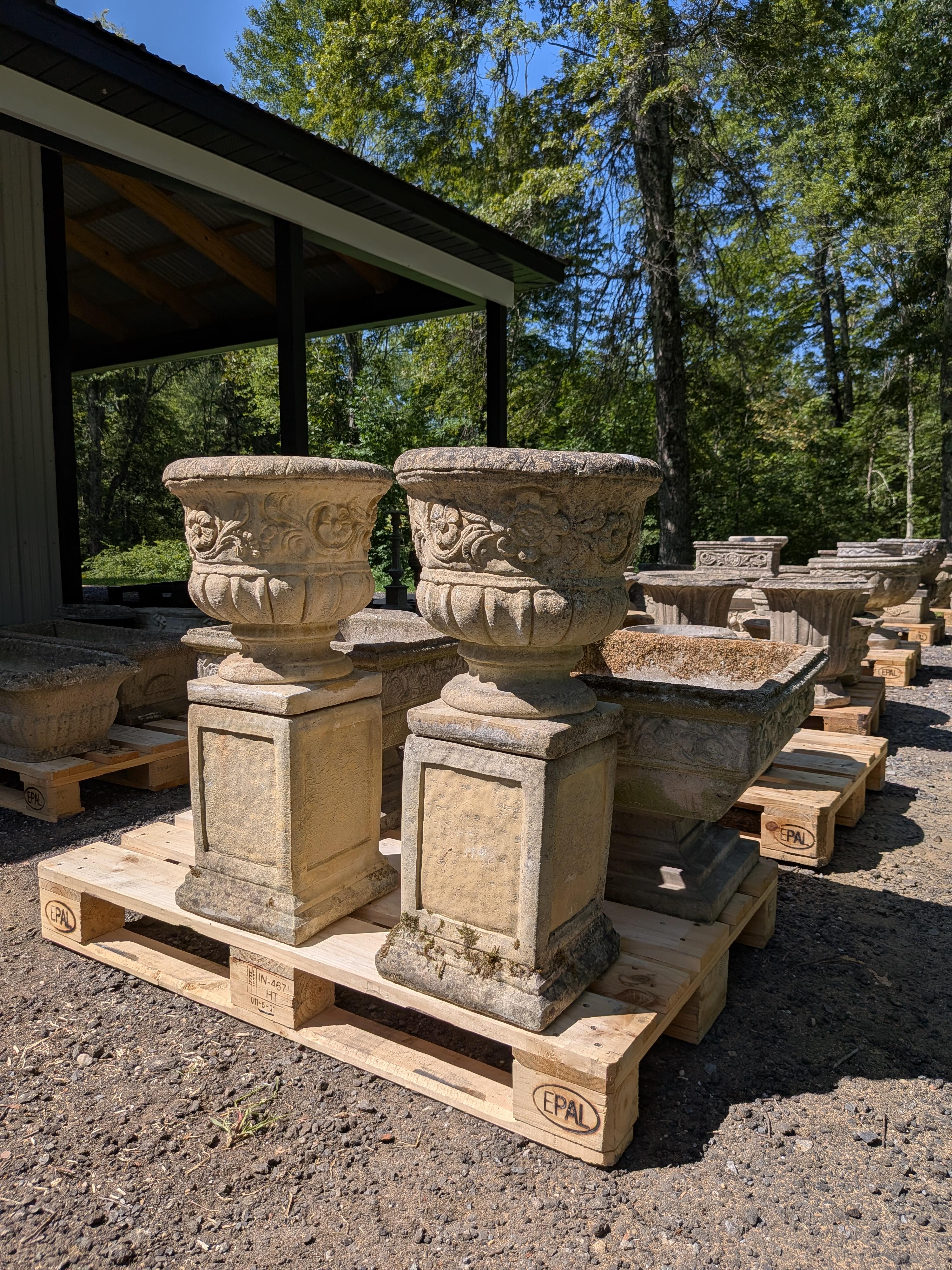 Coppia di autentici vasi / fioriere / contenitori / urne da giardino vintage / antichi britannici su basamenti / piedistalli.

**IL PREZZO SI RIFERISCE A ENTRAMBE LE FIORIERE E AI DUE BASAMENTI INSIEME**

Dimensioni:
Diametro esterno di 15