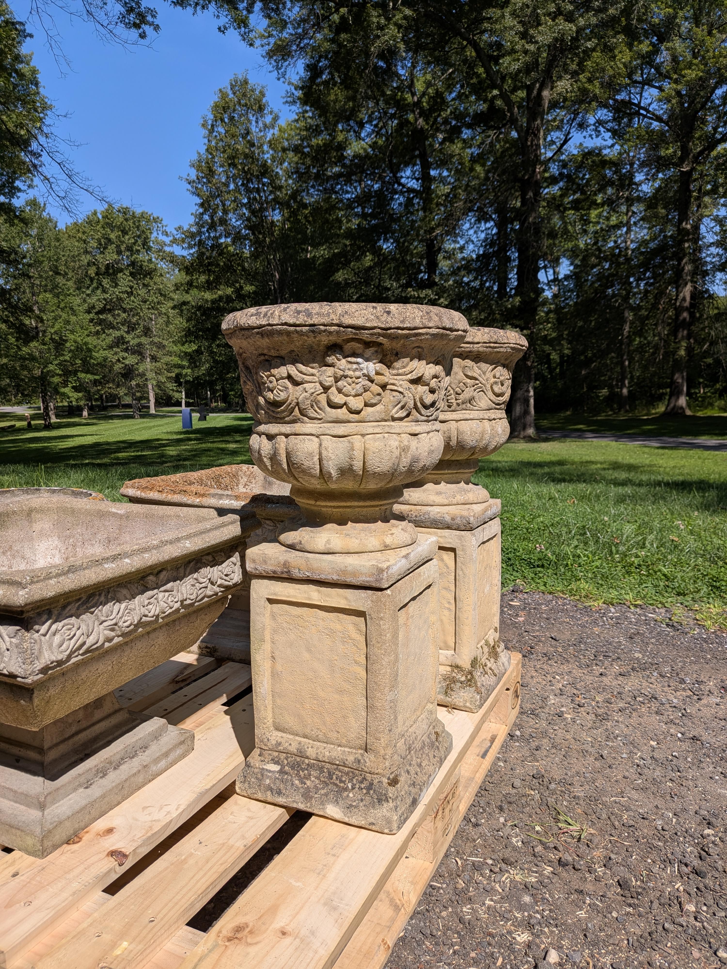 Coppia di fioriere inglesi in pietra fusa su basamento In condizioni buone in vendita a Gardiner, NY