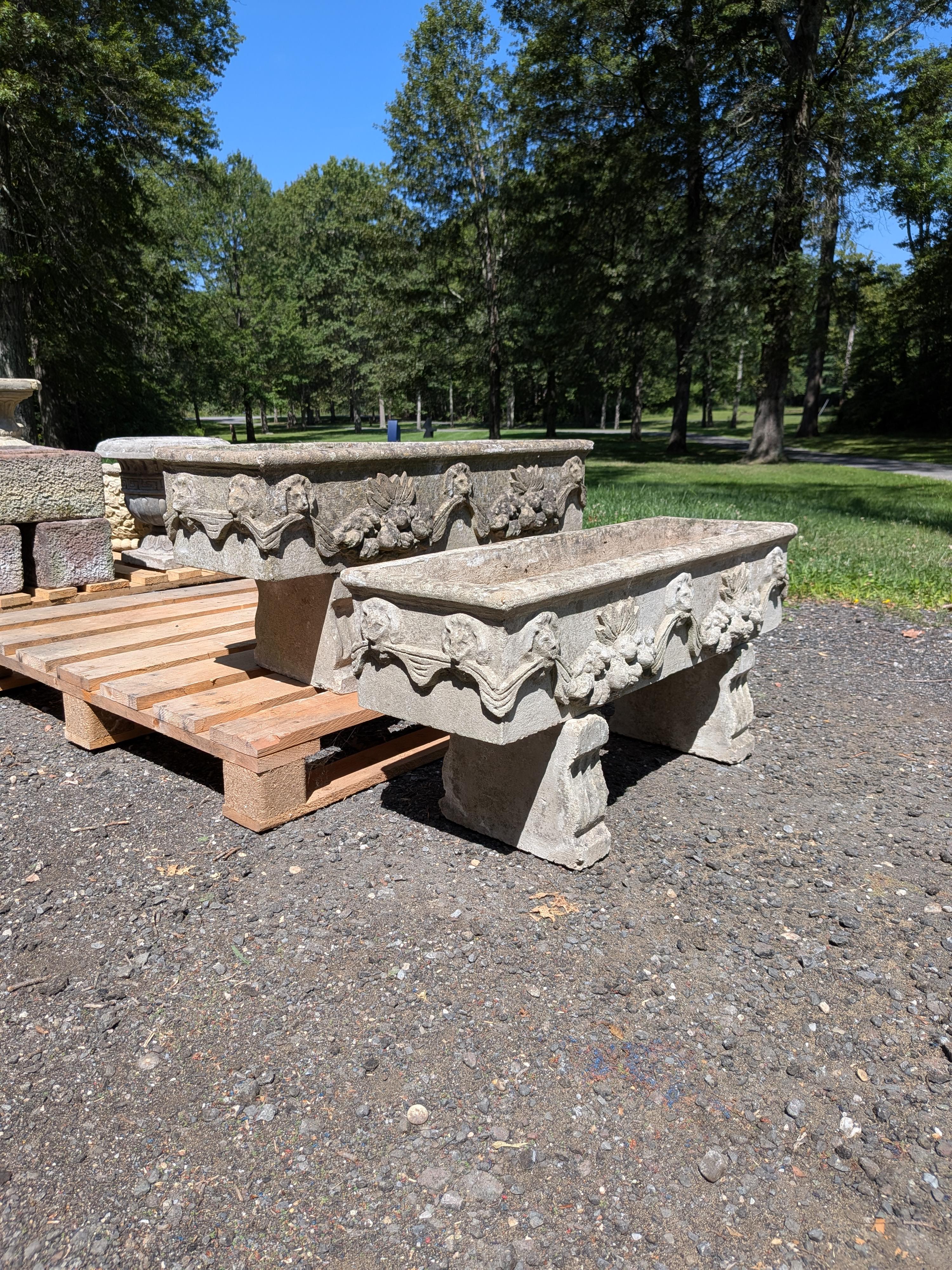 Coppia di autentici vasi da giardino / fioriere / contenitori / mangiatoie / cassette / jardinieres vintage / antichi britannici.

Ciascuna di esse poggia su una coppia di piedistalli

**IL PREZZO SI INTENDE PER ENTRAMBE LE