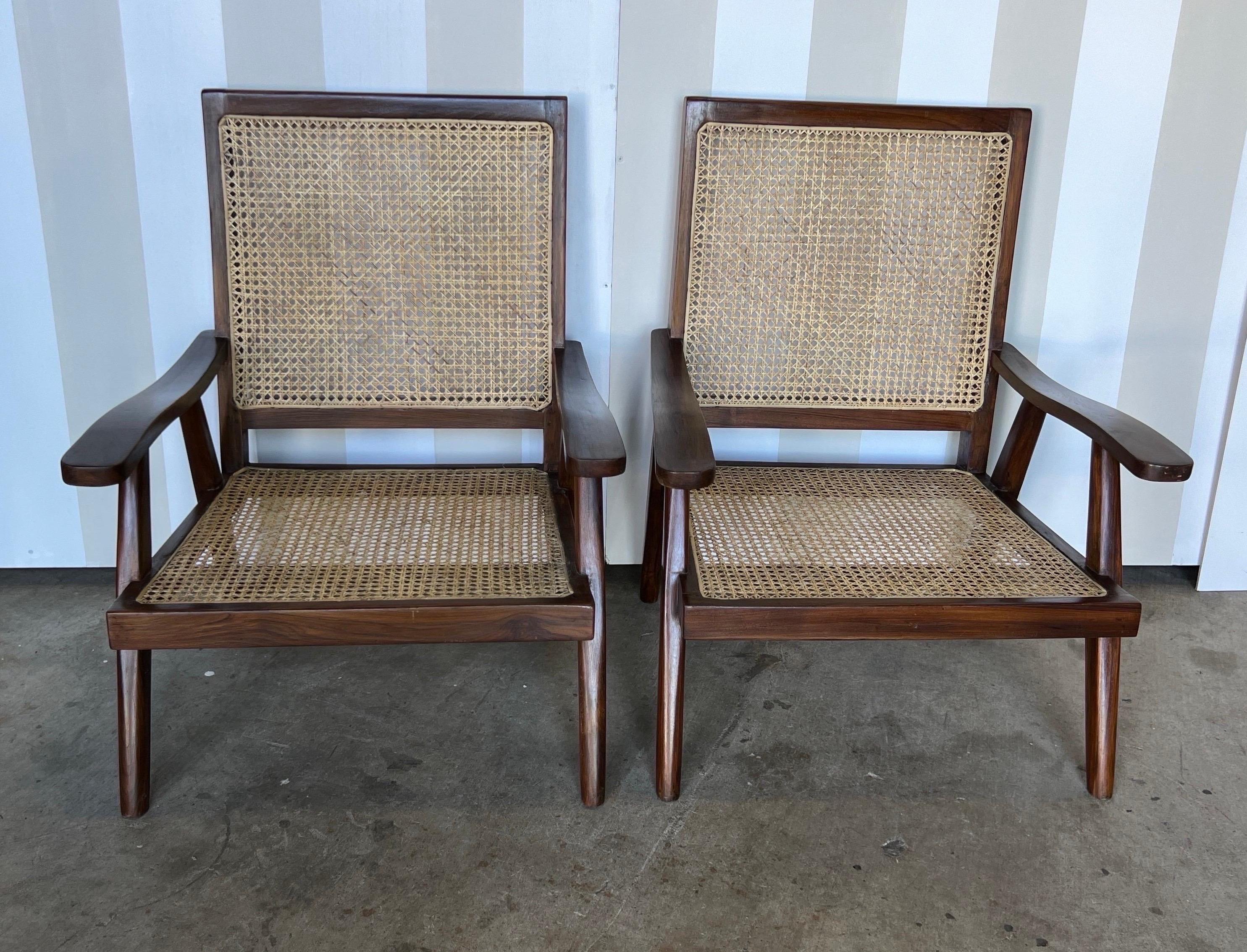Paire de fauteuils d'époque Coloni. Fabriqué en teck dans les Indes orientales britanniques