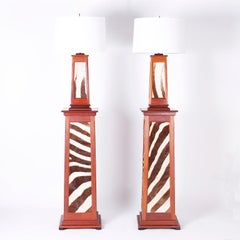 Paire de lampadaires de style British Colonial avec peau de zèbre