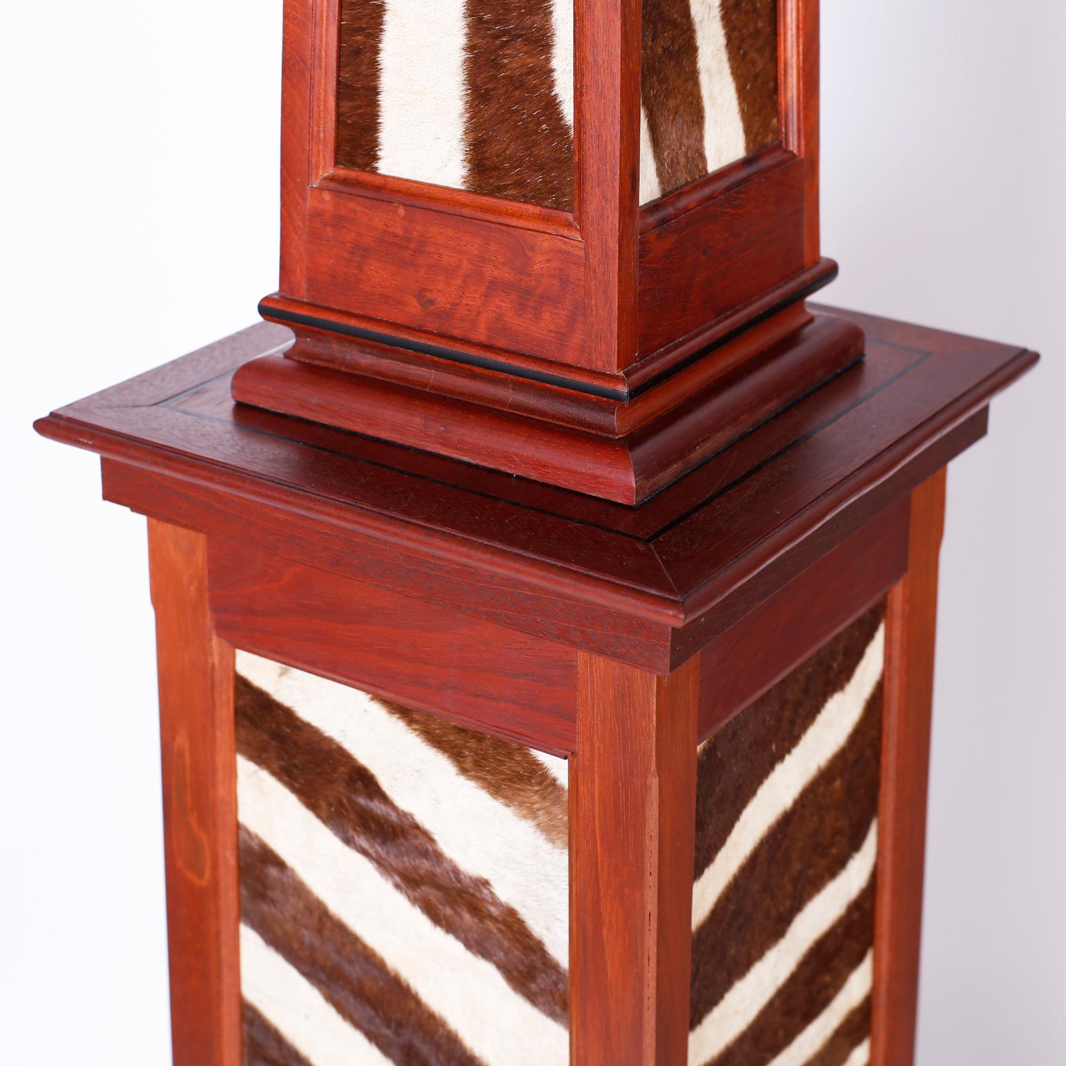 Américain Paire de lampadaires de style British Colonial avec peau de zèbre en vente