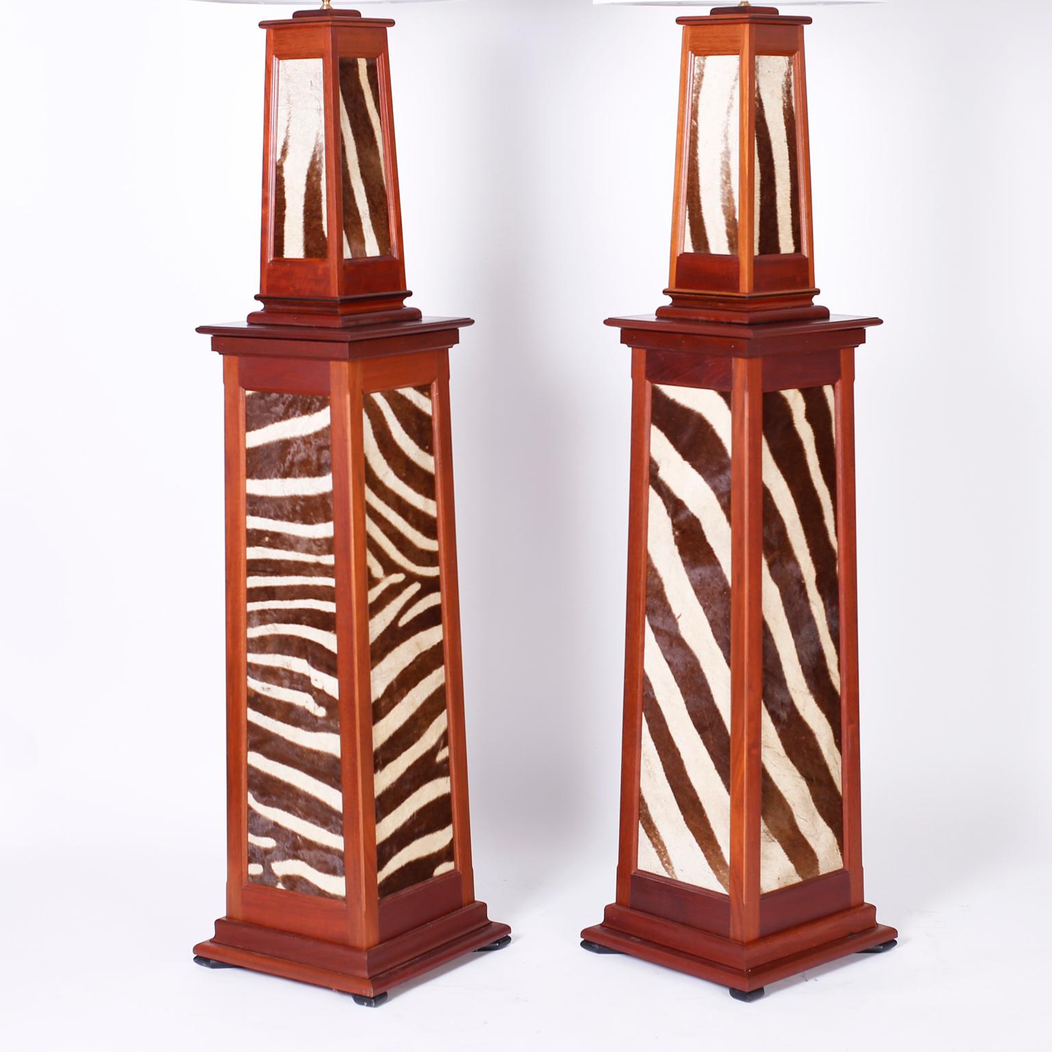 Paire de lampadaires de style British Colonial avec peau de zèbre Bon état - En vente à Palm Beach, FL