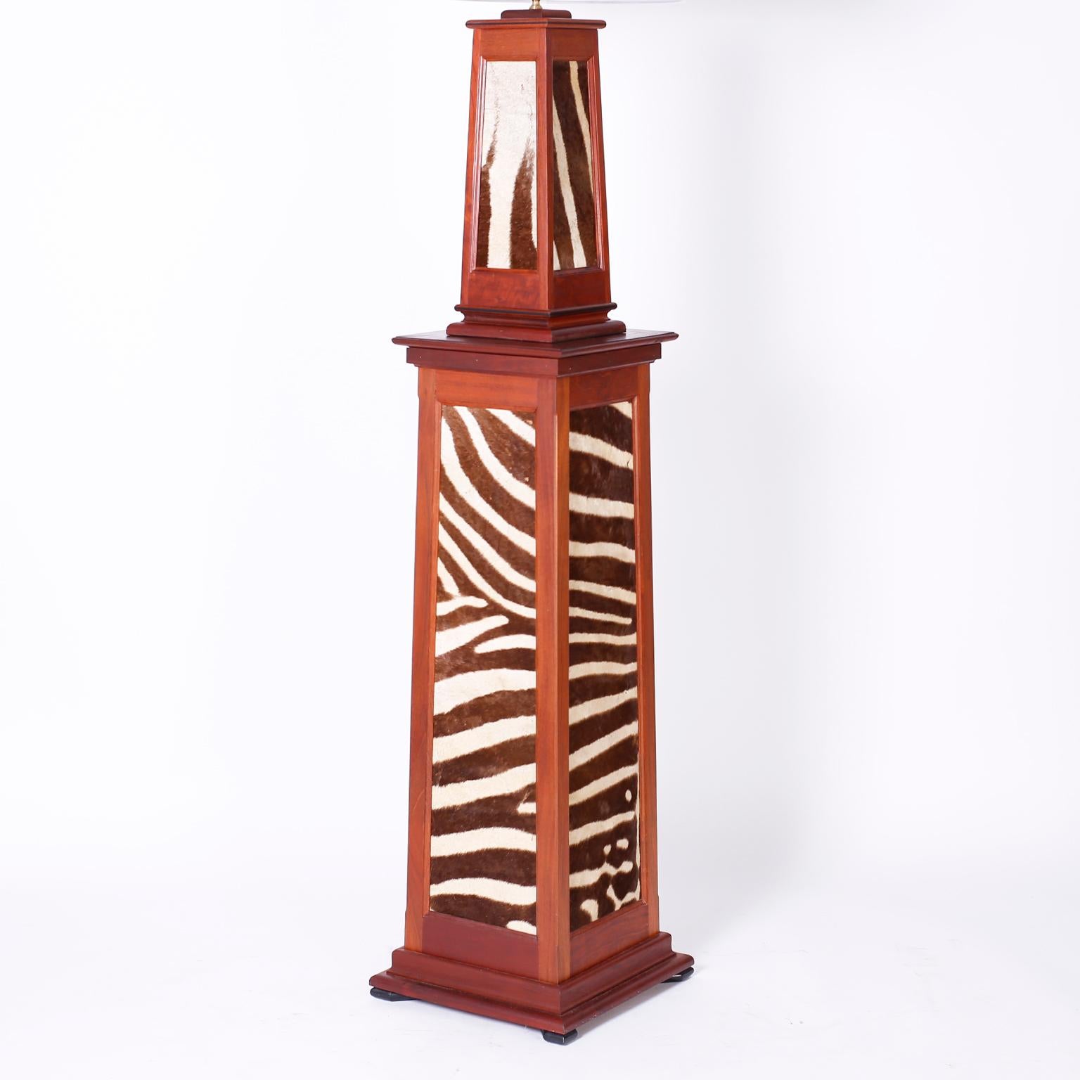 20ième siècle Paire de lampadaires de style British Colonial avec peau de zèbre en vente