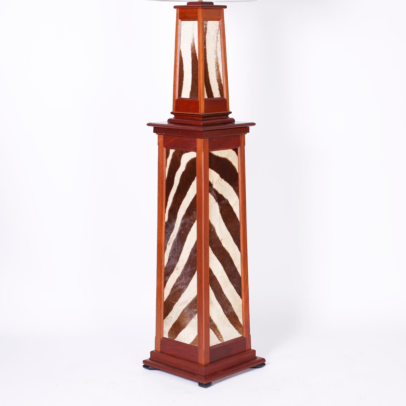 Cuir de zèbre Paire de lampadaires de style British Colonial avec peau de zèbre en vente