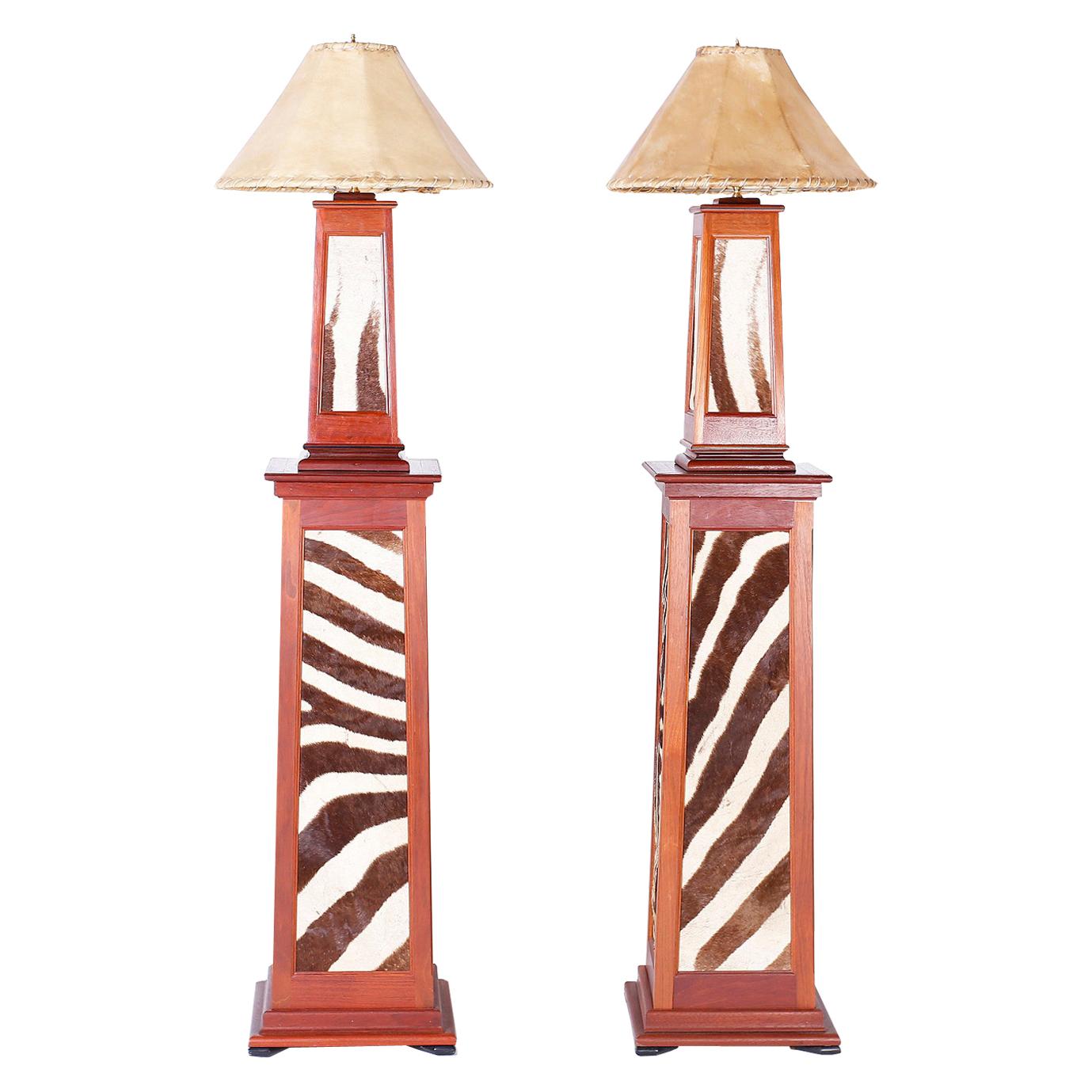 Paire de lampadaires de style British Colonial avec peau de zèbre en vente