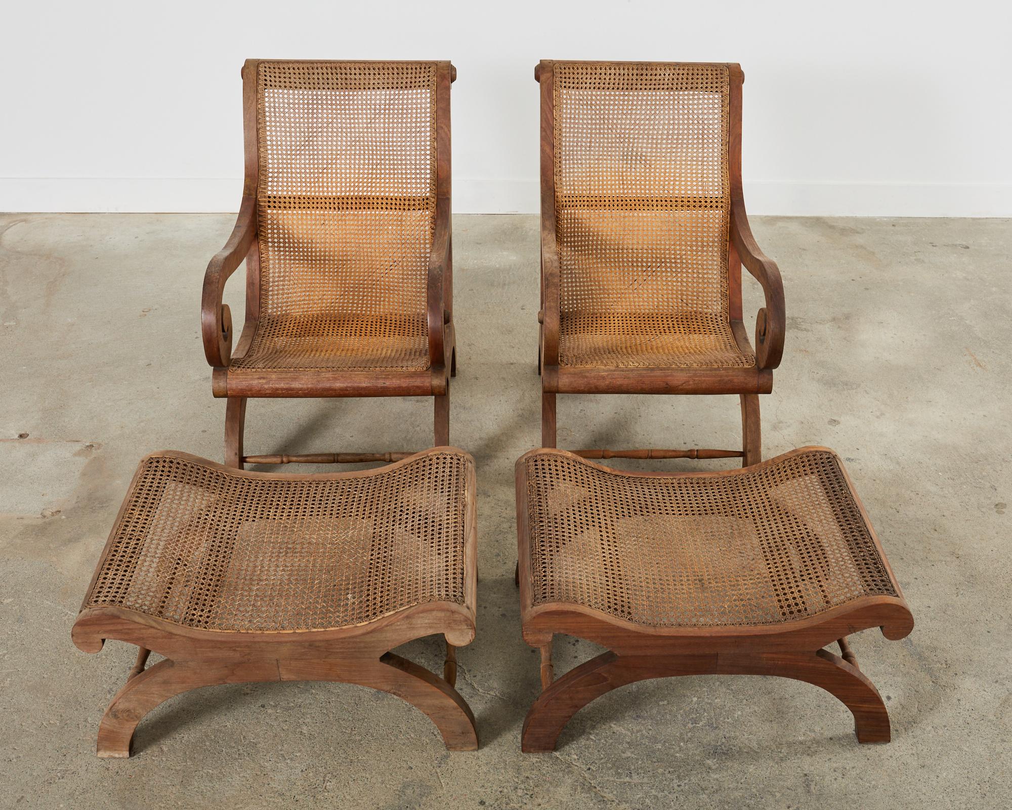 Sud-asiatique Paire de chaises longues de Plantation de style British Colonial avec ottomans  en vente