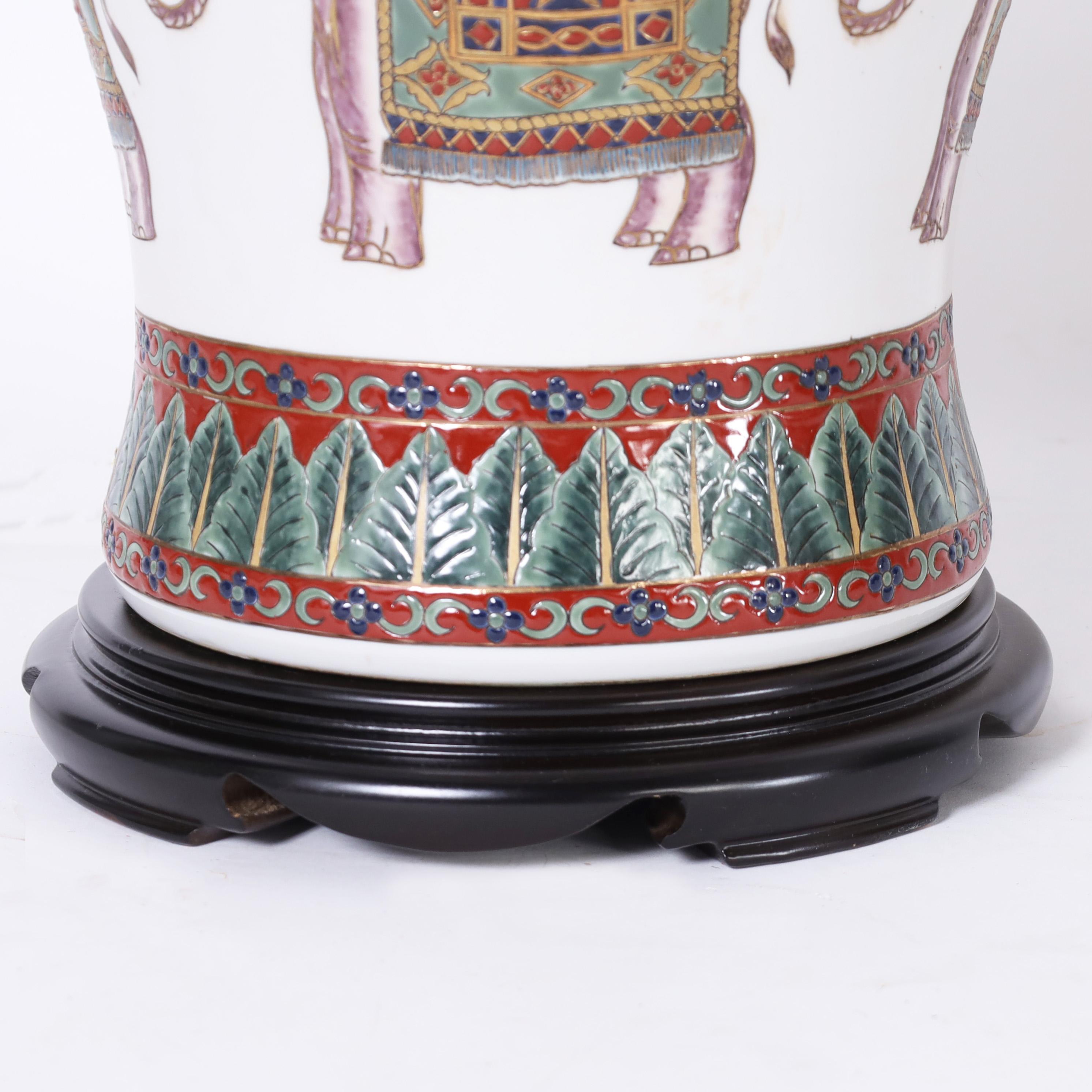 20ième siècle Paire de lampes de table à éléphants de style British Colonial en vente