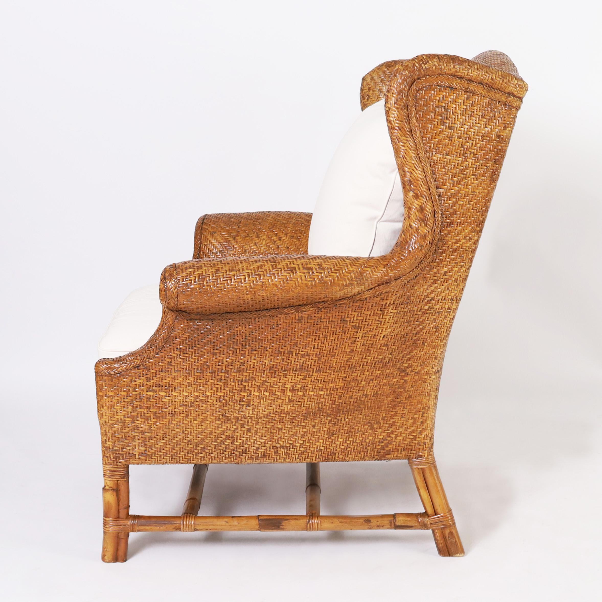 Tissage Paire de fauteuils à dossier large de style British Colonial par Baker