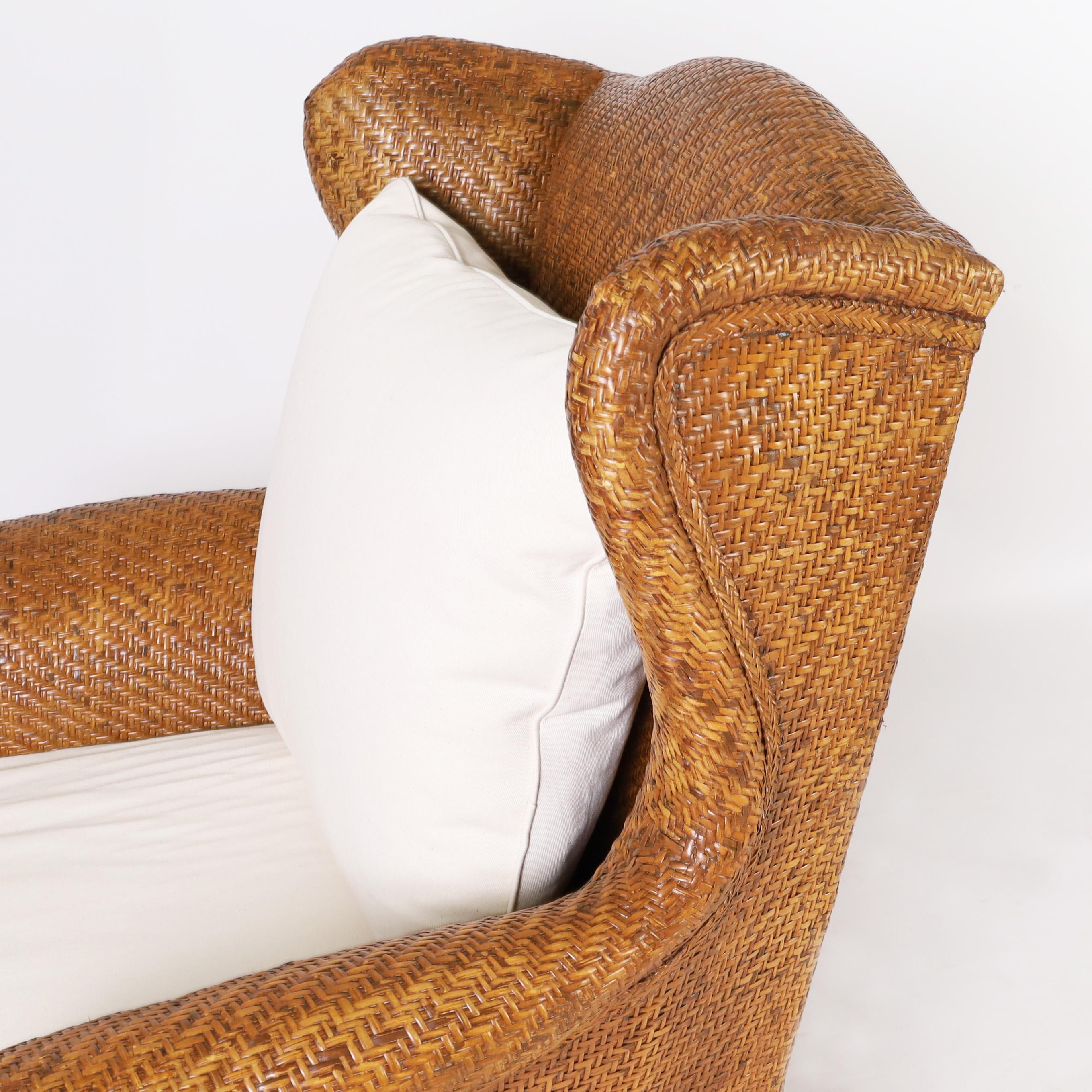 20ième siècle Paire de fauteuils à dossier large de style British Colonial par Baker