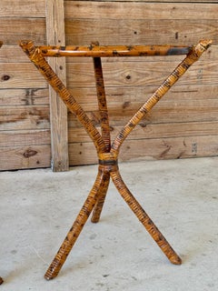 Pareja de mesas auxiliares coloniales británicas de ratán tortuga y tela de hierba