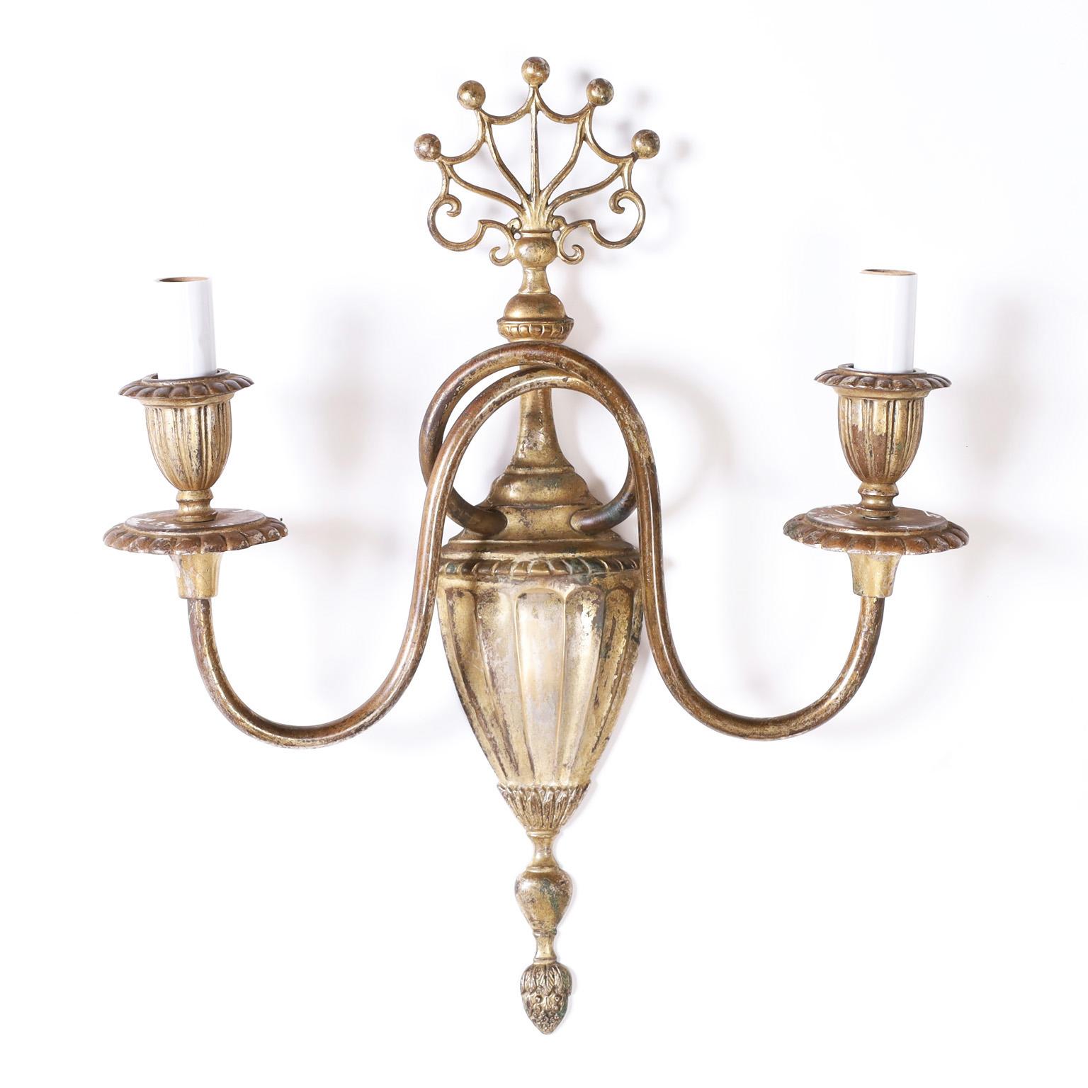 Pareja de apliques de pared de dos luces British Colonial Colonial británico en venta