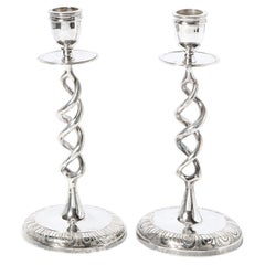 Pareja de candelabros británicos de mediados de siglo con forma de hélice de níquel