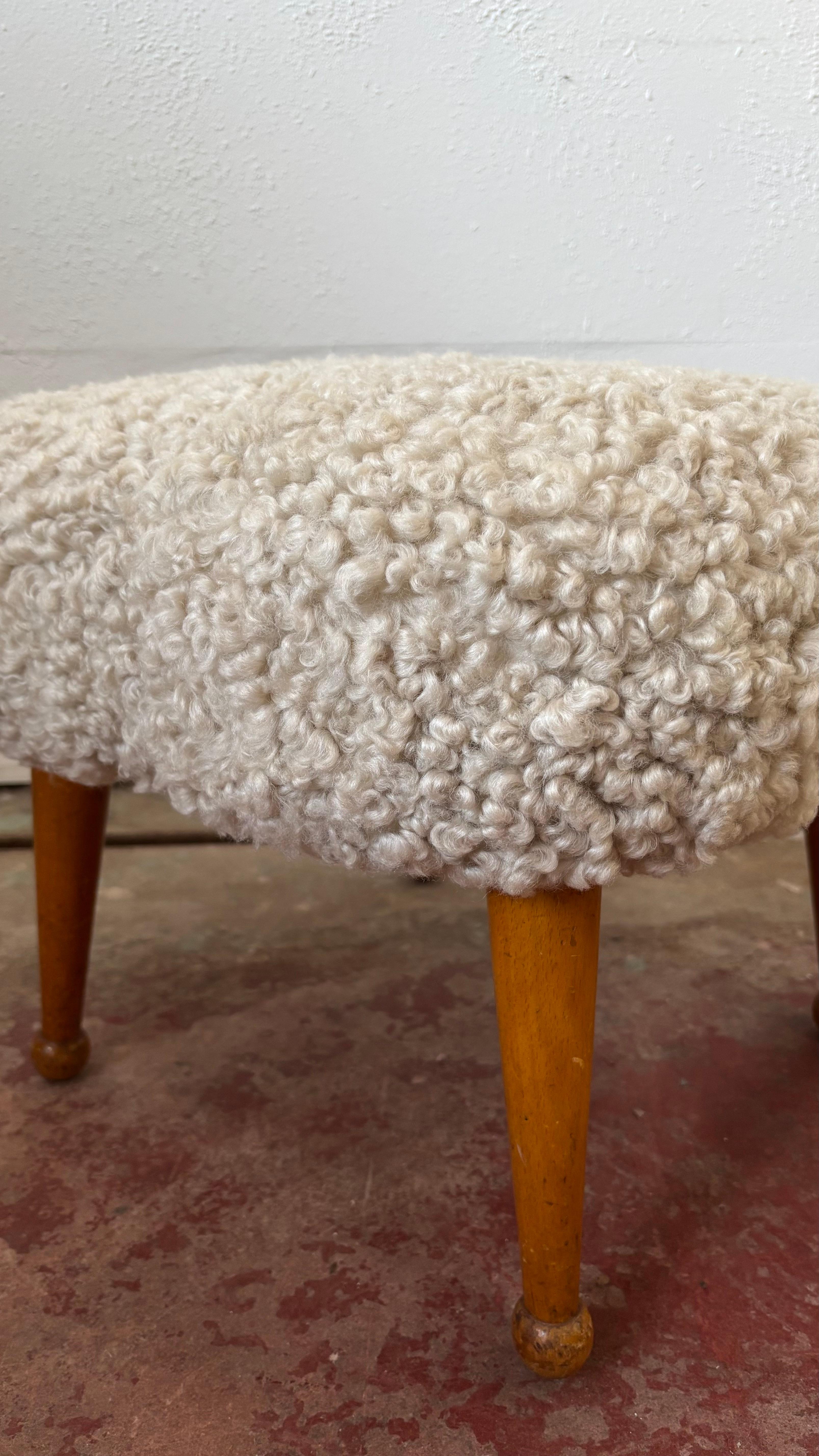 Pair of British Shearling Footstools In Good Condition For Sale In Sherborne, GB