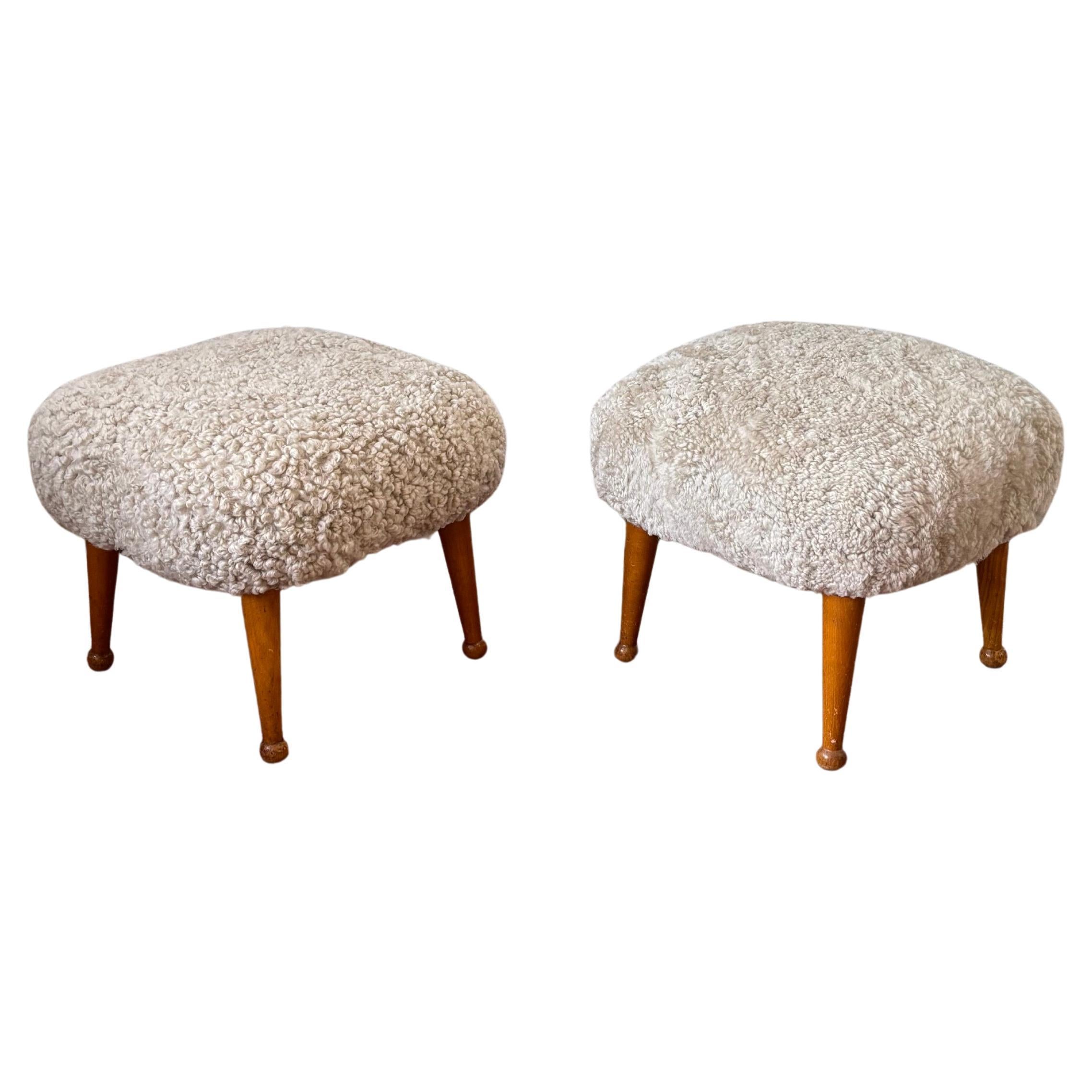 Paar britische Fußhocker aus Shearling