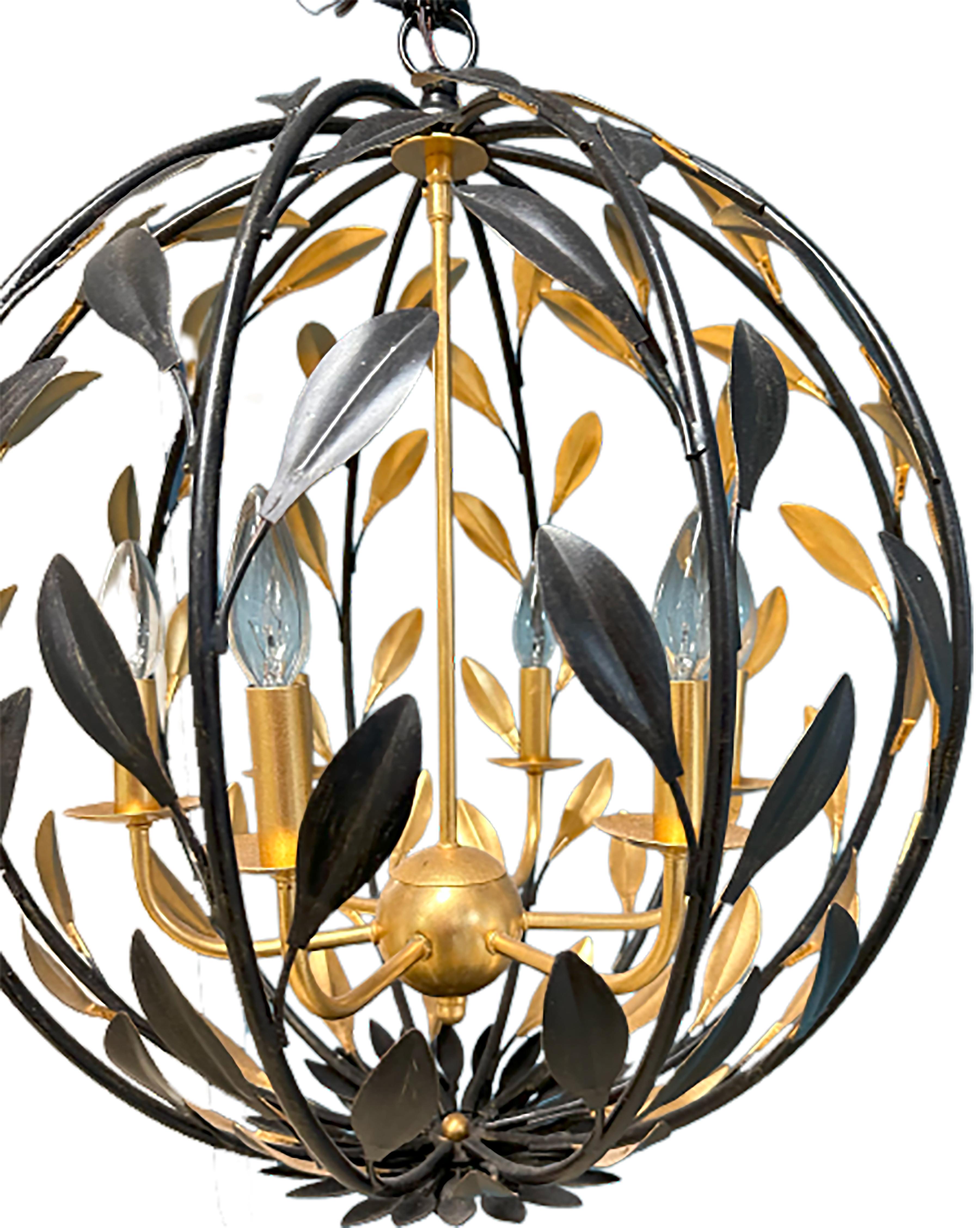 XXIe siècle et contemporain Paire de lustres Broche Bird Cage Iron avec détails en or antique en vente
