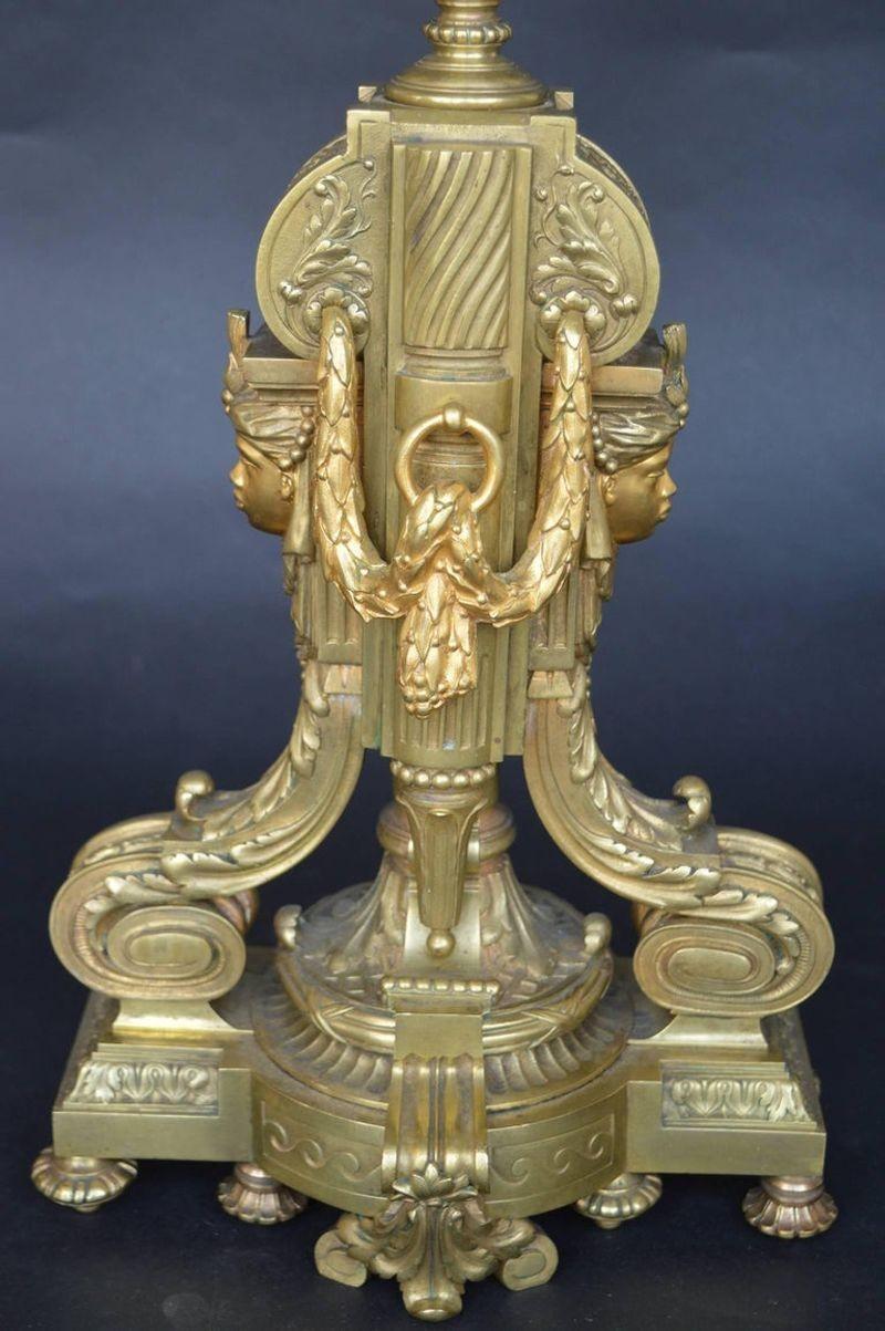 Français Paire de candélabres en bronze du 19e siècle en vente