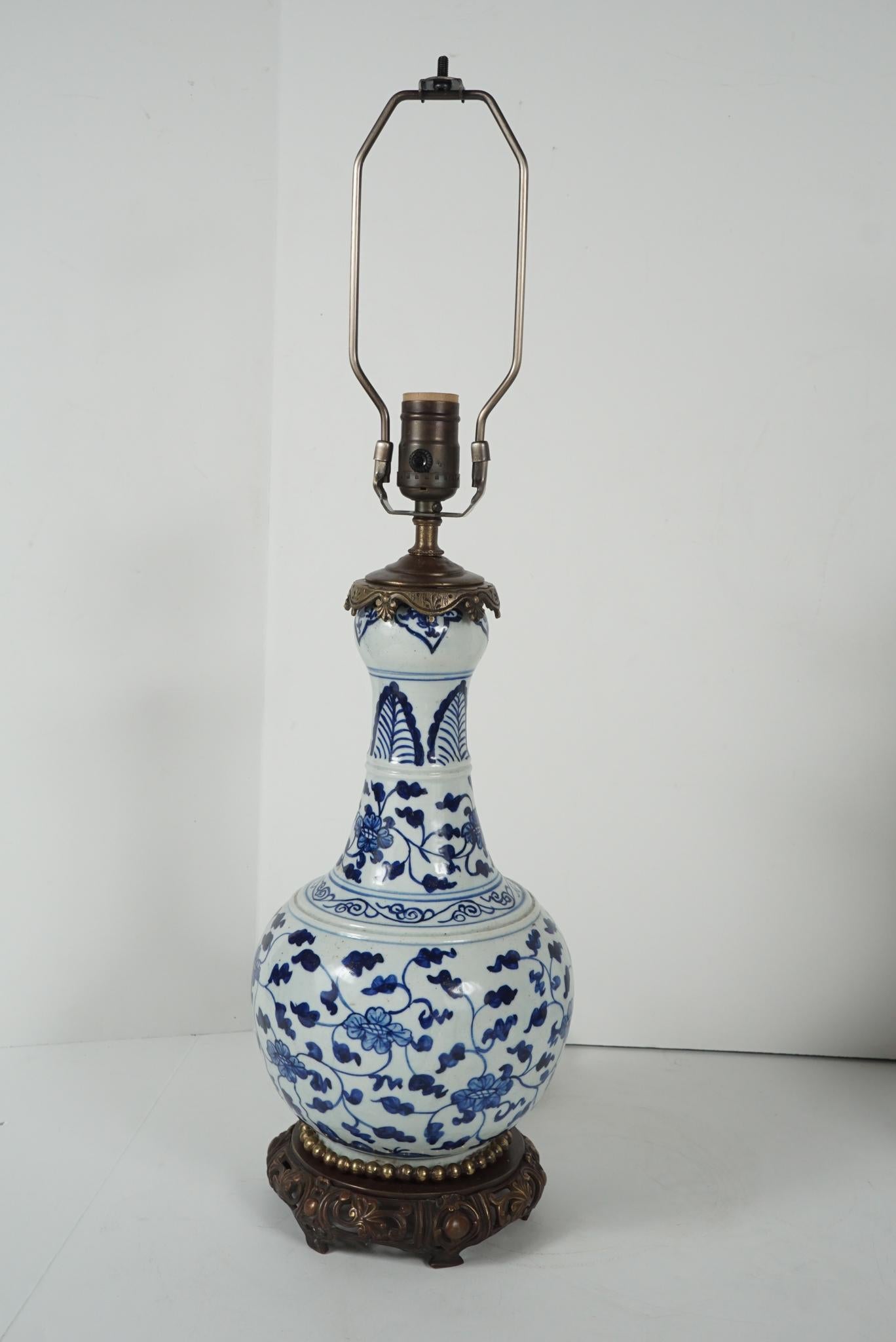 Chinois Paire de vases chinois à tête de garlic bleu et blanc accentués de bronze montés comme lampes en vente