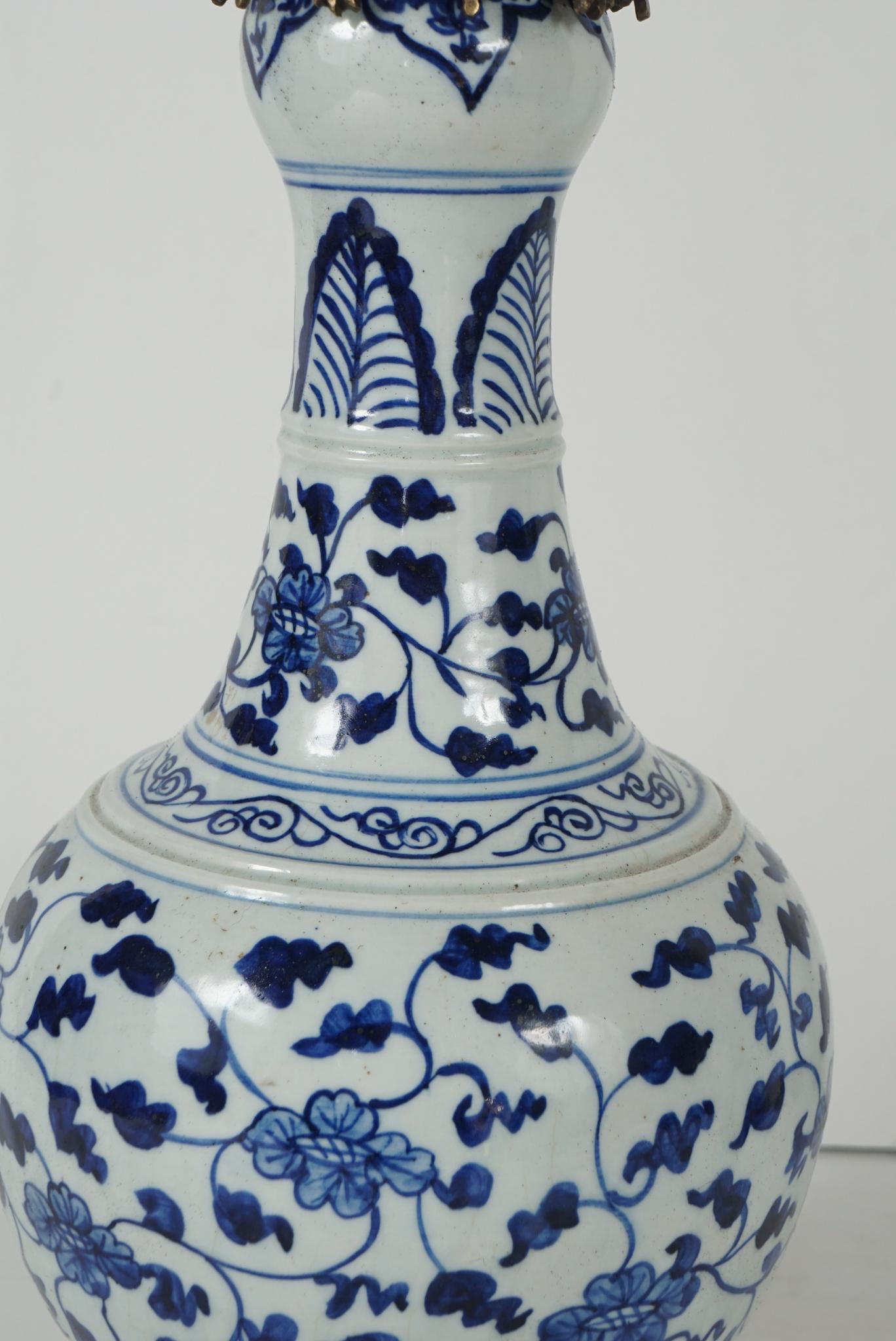 XVIIIe siècle et antérieur Paire de vases chinois à tête de garlic bleu et blanc accentués de bronze montés comme lampes en vente