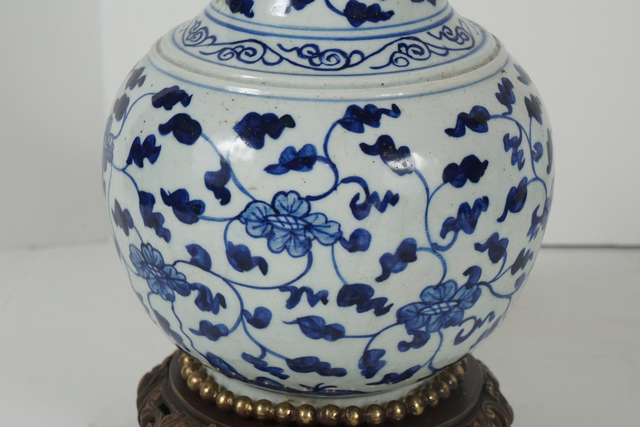 Bronze Paire de vases chinois à tête de garlic bleu et blanc accentués de bronze montés comme lampes en vente