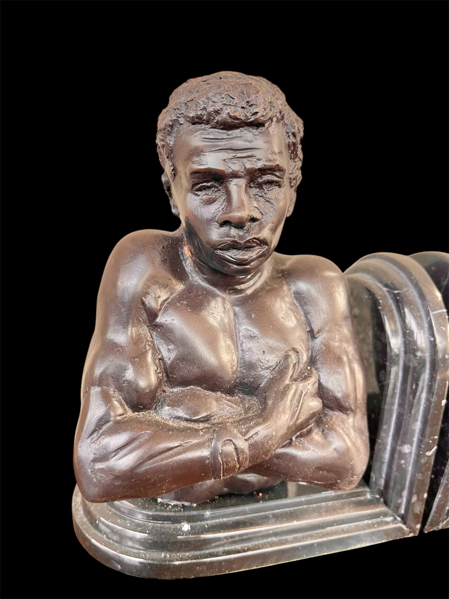 Questa coppia di fermalibri unica nel suo genere raffigura teste e spalle di figure maschili e femminili, rispecchiando  Caratteristiche africane.

Questi fermalibri possono essere utilizzati come pezzi funzionali e culturalmente significativi,