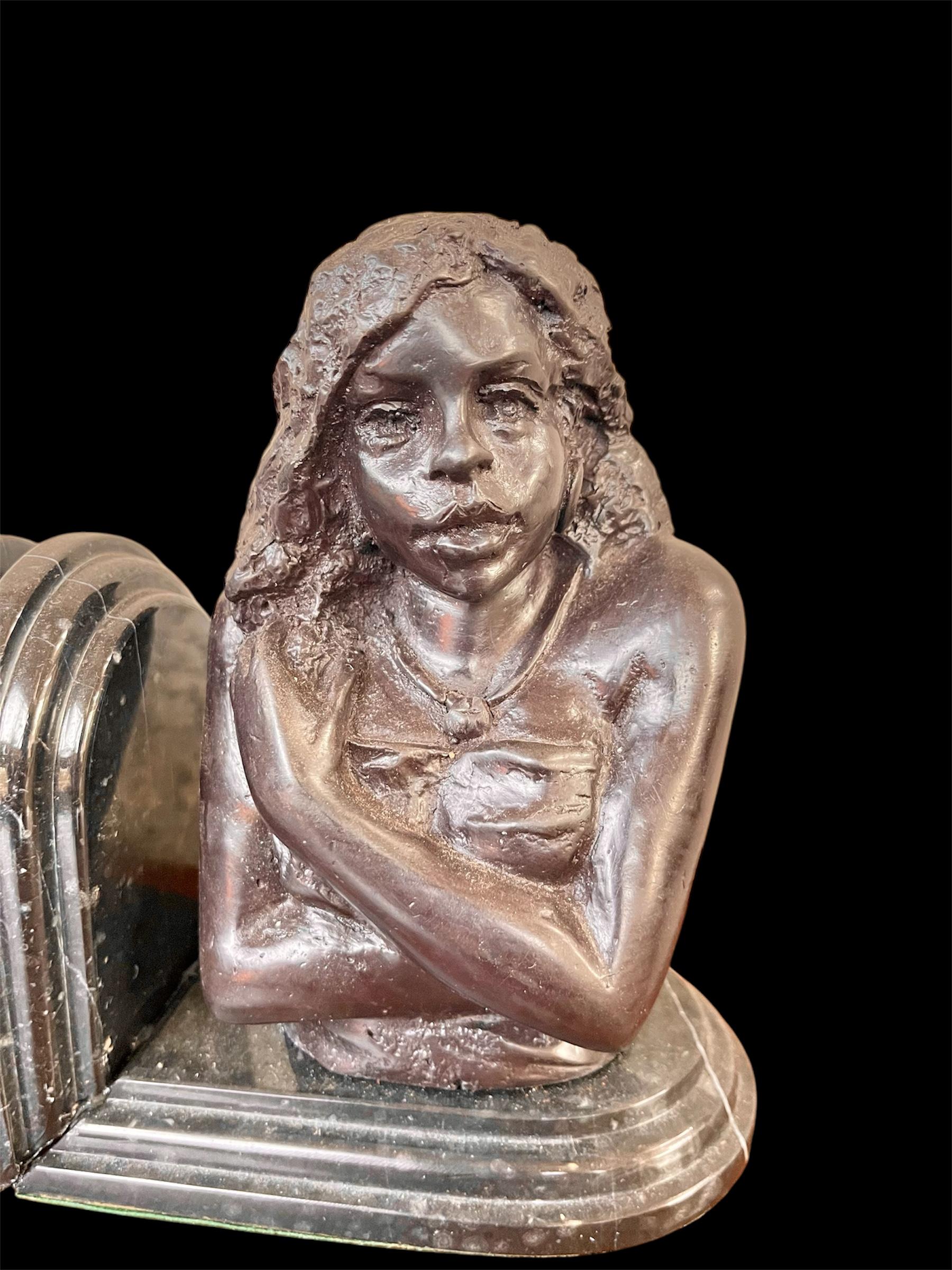 Sconosciuto Coppia di fermalibri in bronzo con busto figurativo africano maschile e femminile in vendita