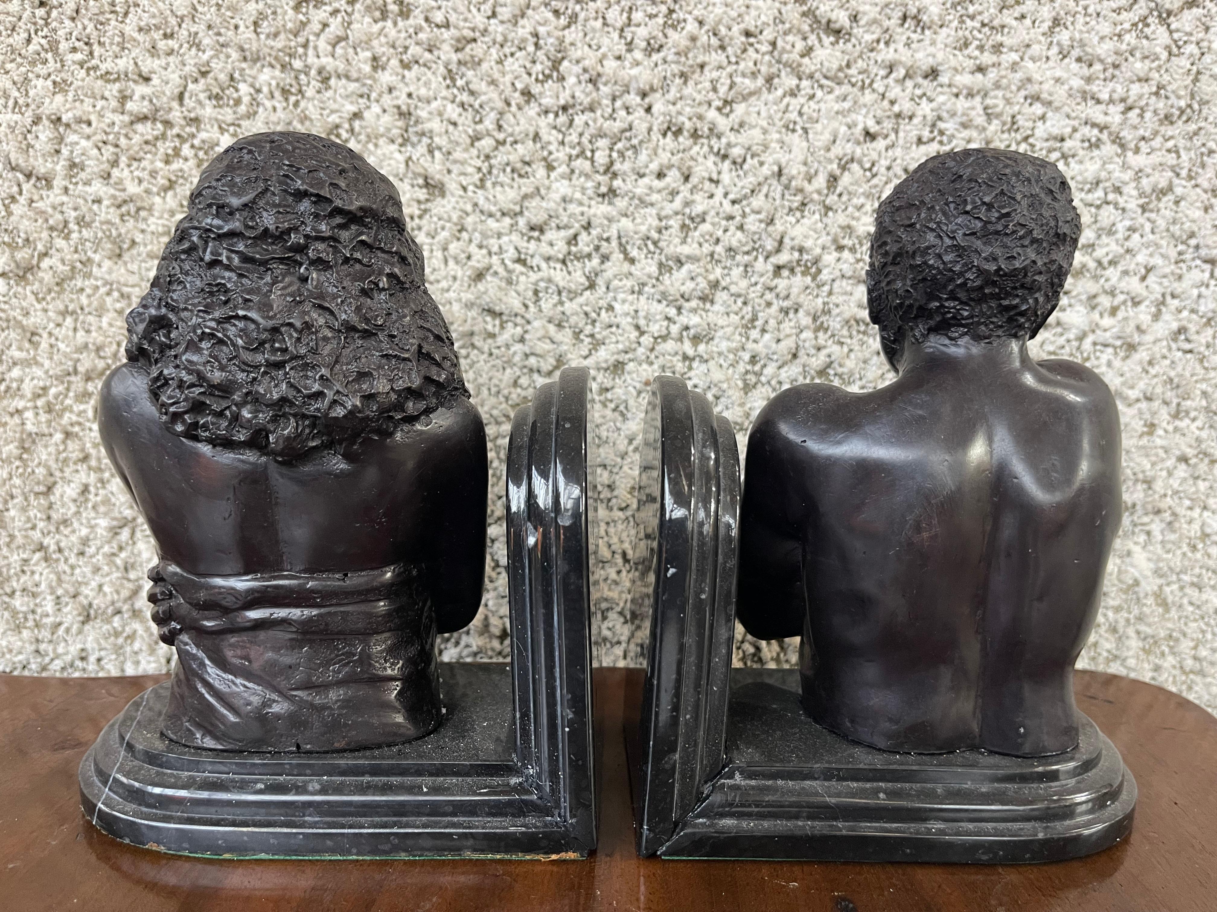 Calco Coppia di fermalibri in bronzo con busto figurativo africano maschile e femminile in vendita