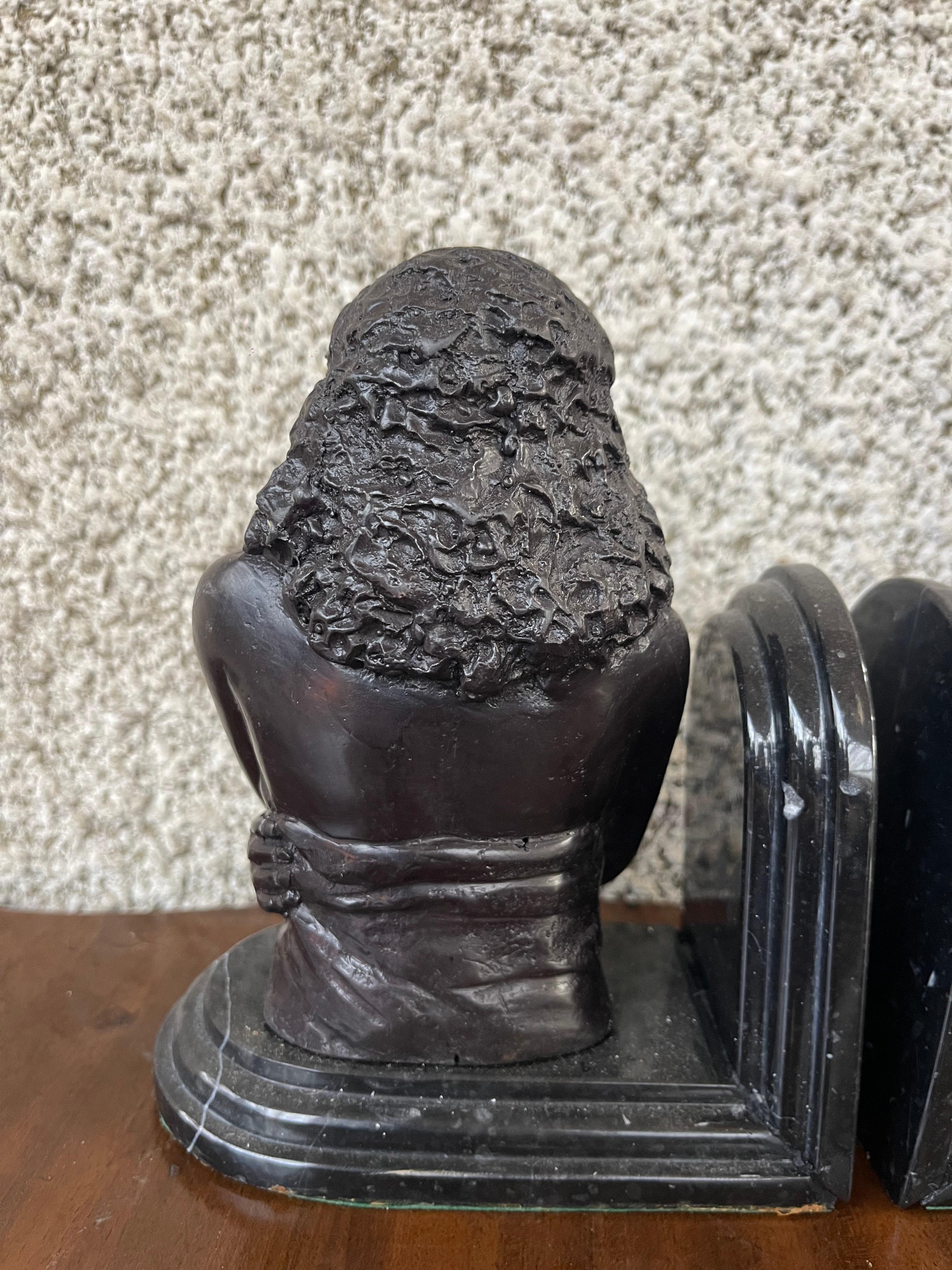 Coppia di fermalibri in bronzo con busto figurativo africano maschile e femminile In condizioni buone in vendita a Southall, GB