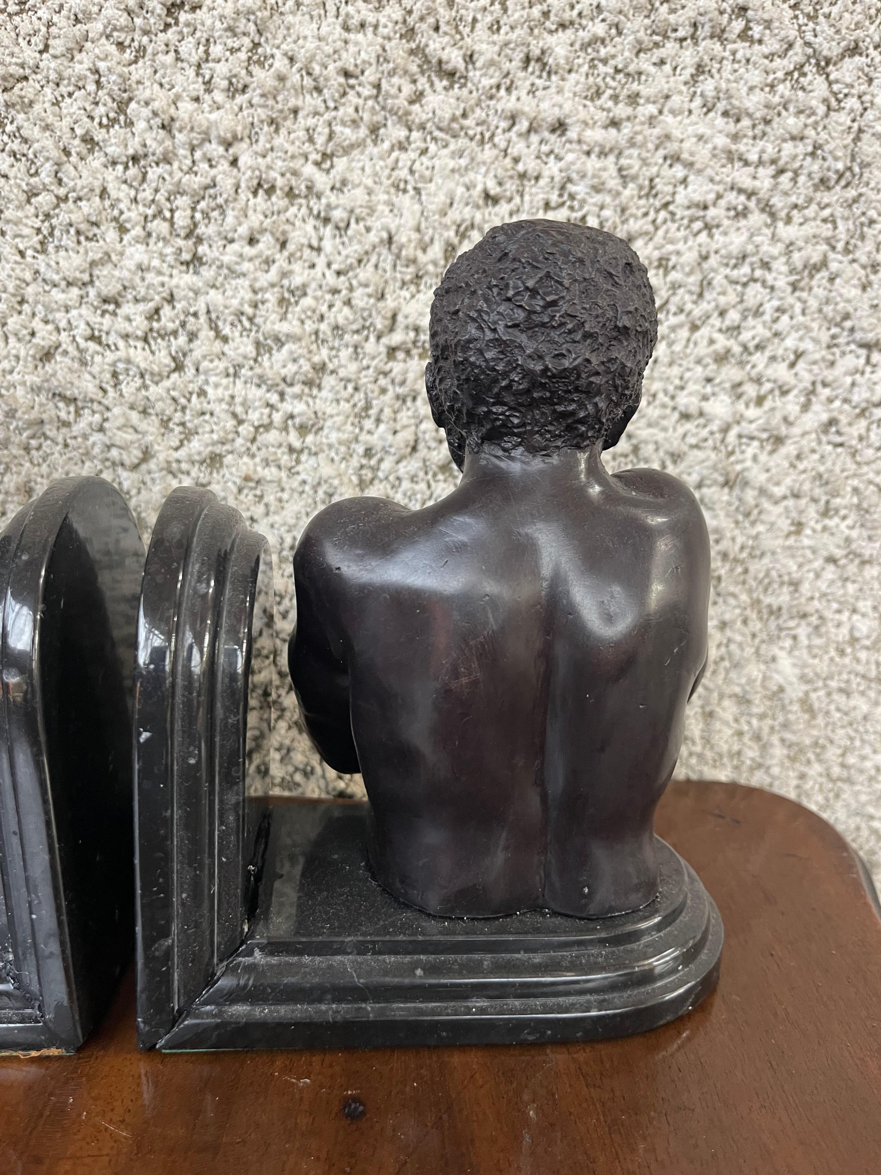 XX secolo Coppia di fermalibri in bronzo con busto figurativo africano maschile e femminile in vendita