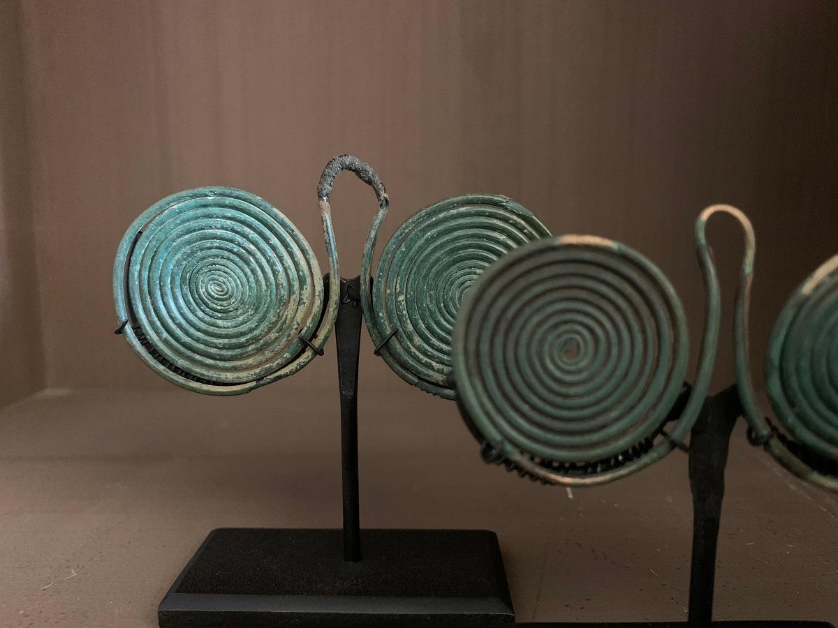 Paire de pendentifs en spirale de l'âge du bronze en vente 3