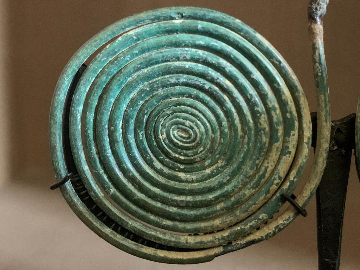 Paar bronzezeitliche Spiral-Anhänger im Angebot 4