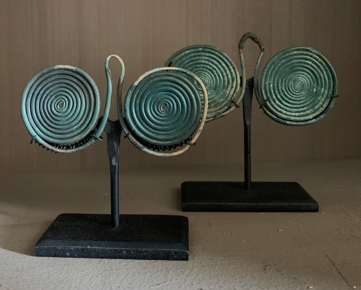 Paar bronzezeitliche Spiral-Anhänger im Angebot 5