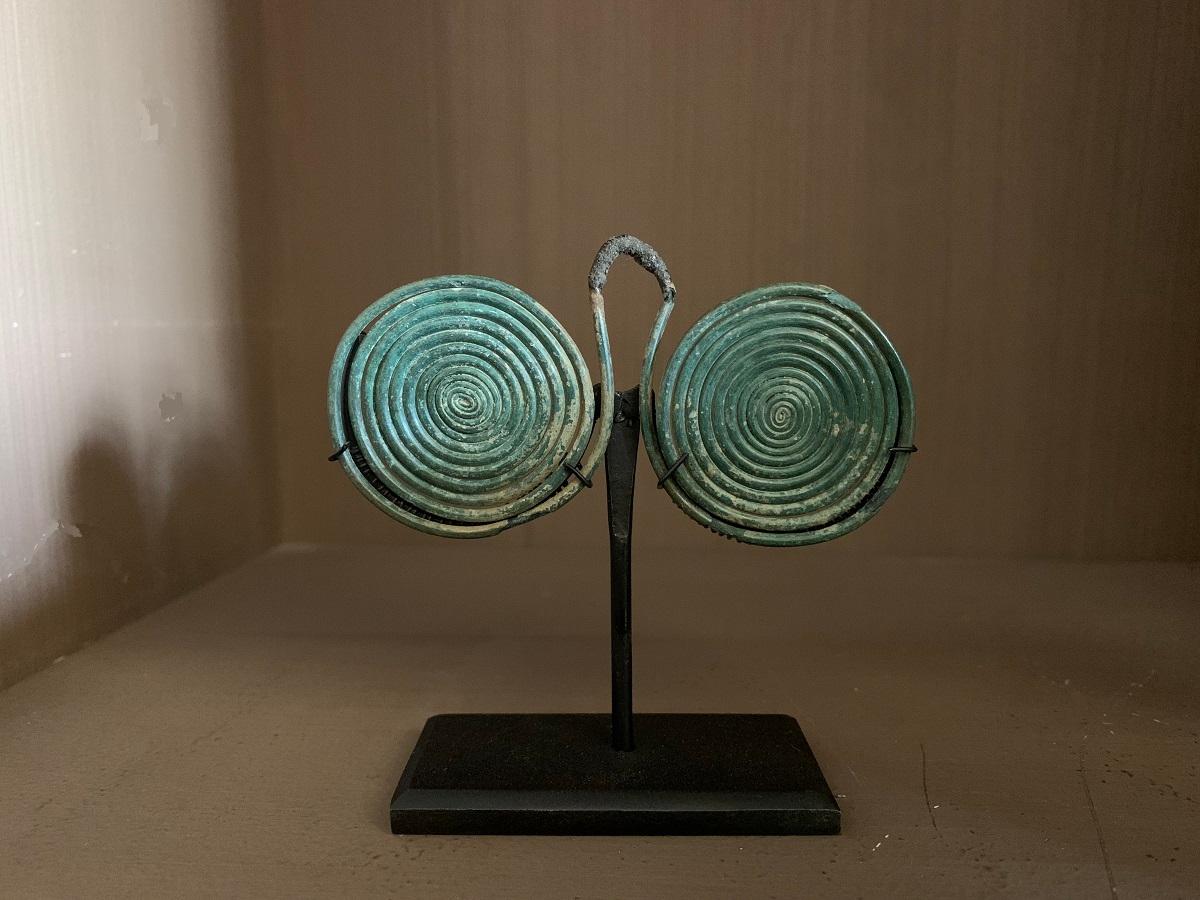 Paire de pendentifs en spirale de l'âge du bronze en vente 1