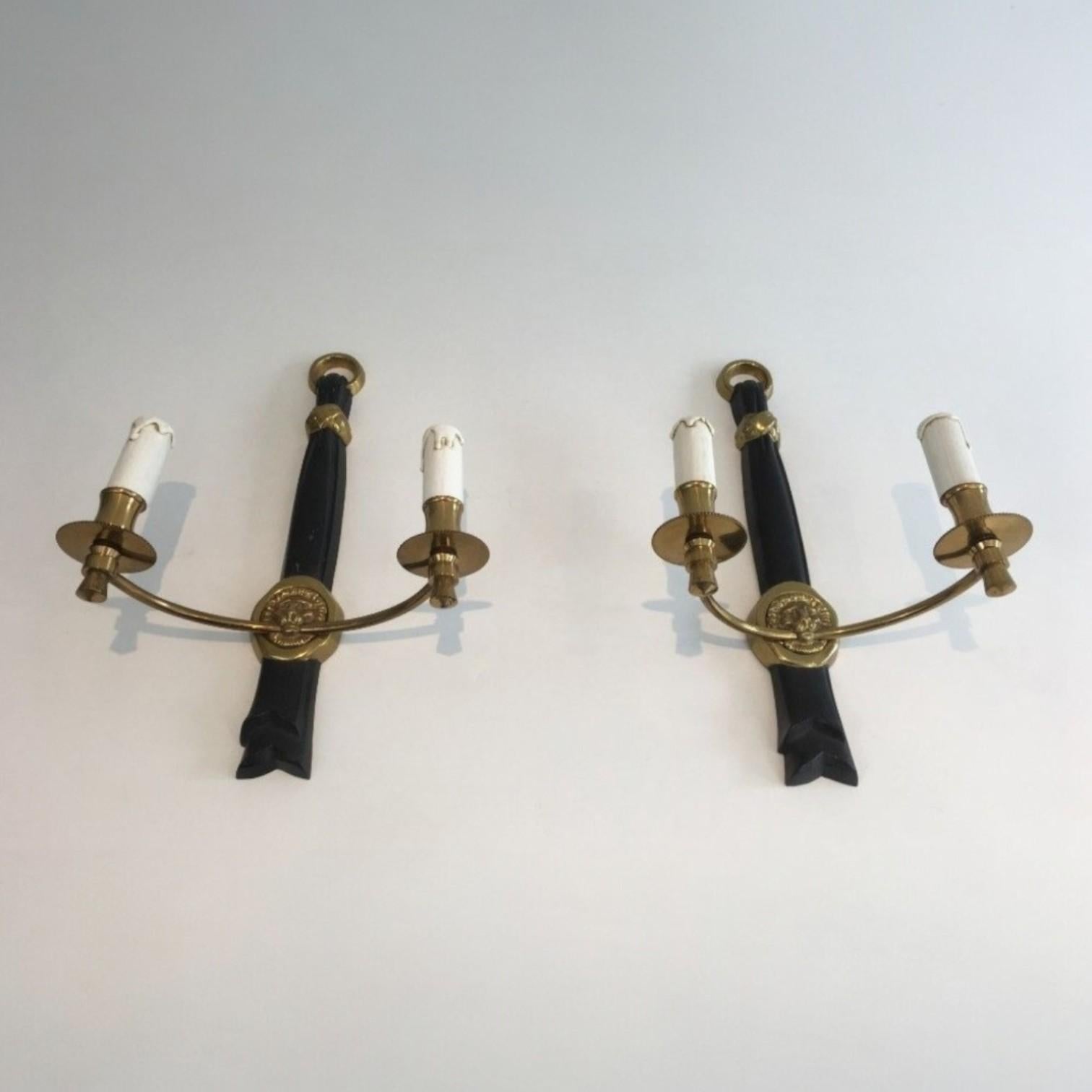 Questa coppia di applique neoclassiche è realizzata in bronzo e bronzo laccato nero con teste di leone. Si tratta di un'opera francese del 1970 circa.