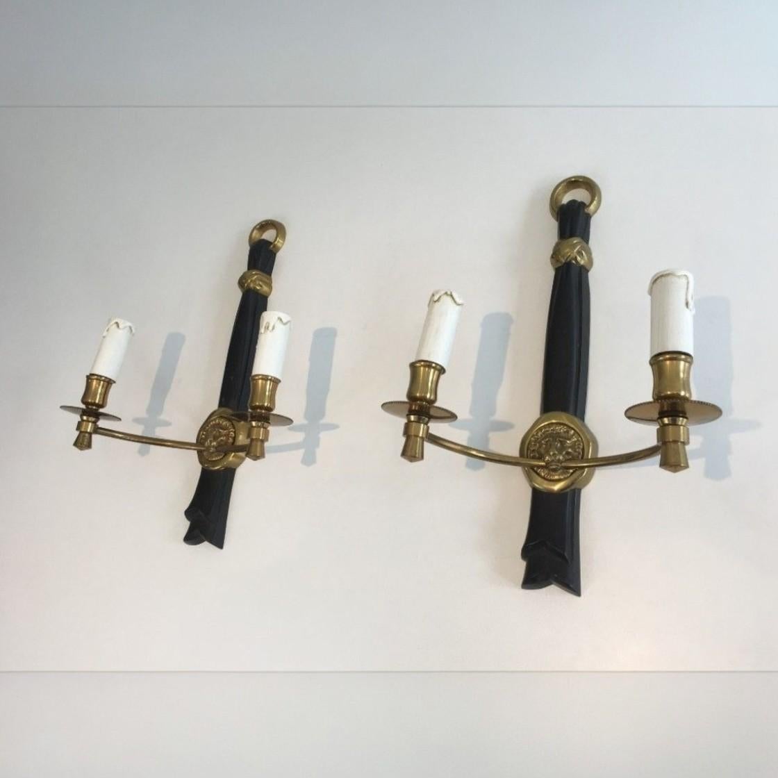 Neoclassico Coppia di sconsigliere in bronzo e laccato nero con teste di leone, Francia, circa 1970 in vendita