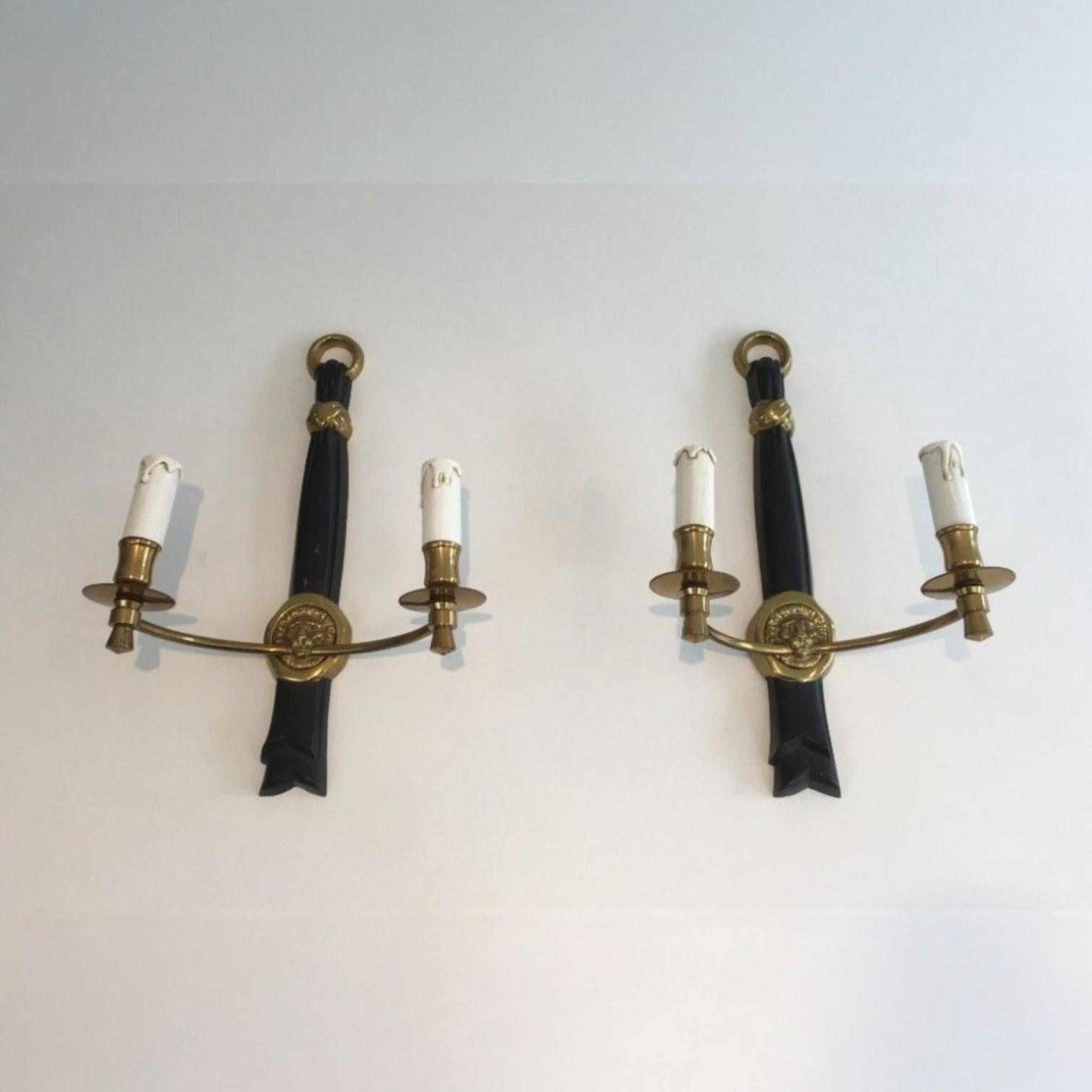 Bronzo Coppia di sconsigliere in bronzo e laccato nero con teste di leone, Francia, circa 1970 in vendita