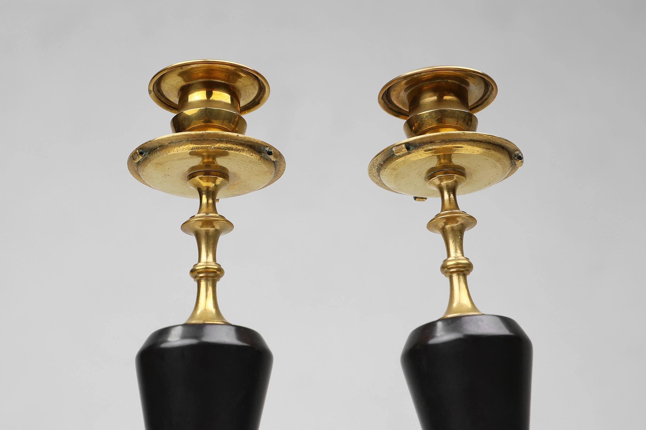 Paar Kerzenständer aus Bronze und schwarzem Stein im Empire-Stil, Frankreich um 1870 im Zustand „Gut“ im Angebot in Meulebeke, BE
