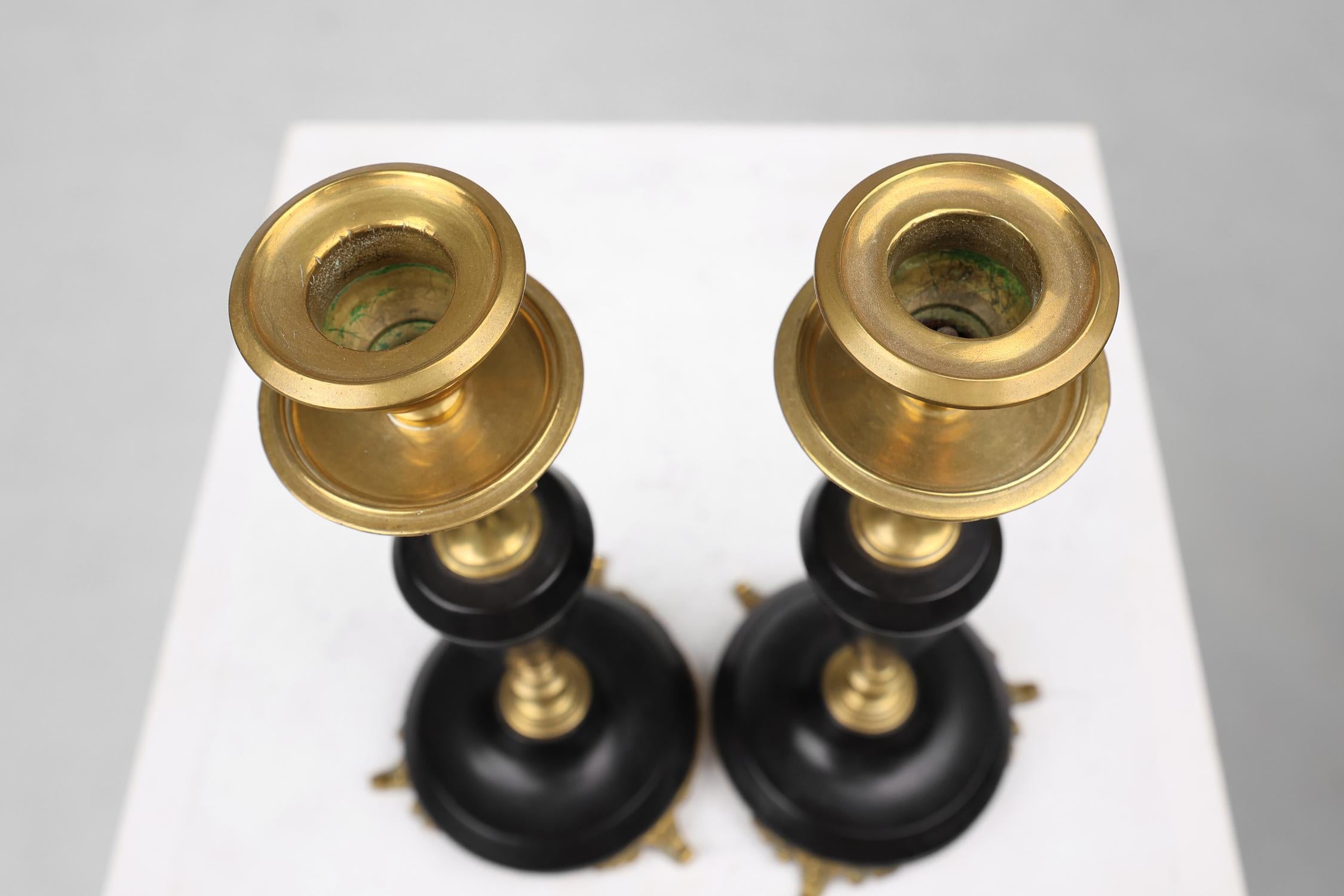 Paar Kerzenständer aus Bronze und schwarzem Stein im Empire-Stil, Frankreich um 1870 im Angebot 2