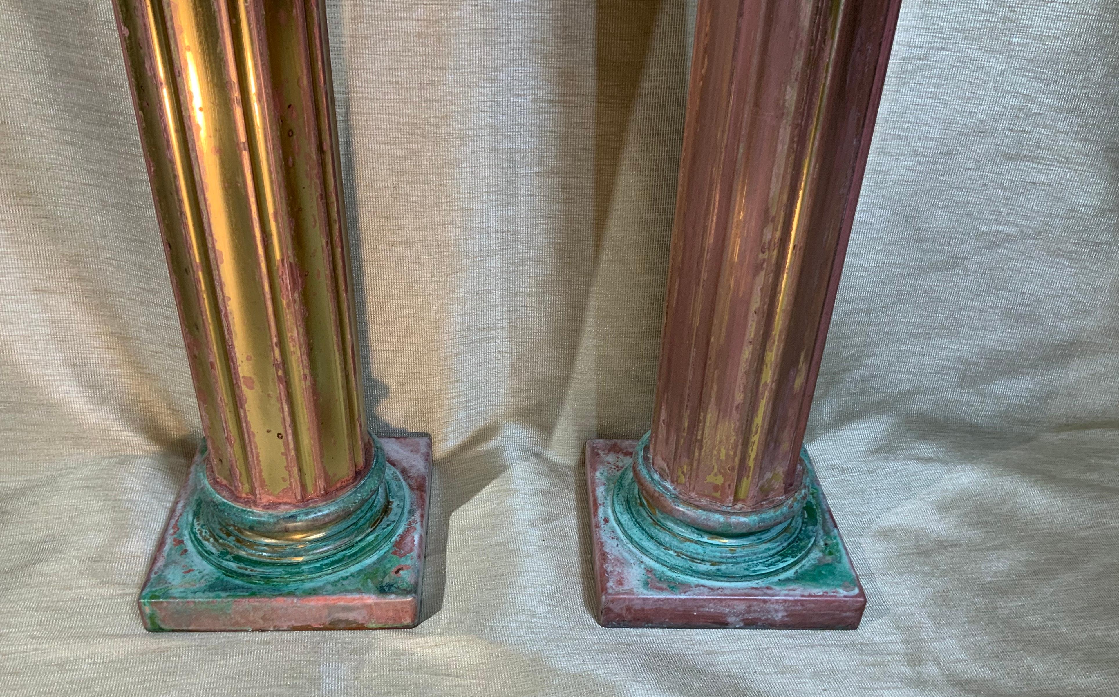 Paar Säulen aus Bronze und Messing im neoklassischen Stil (Frühes 20. Jahrhundert) im Angebot