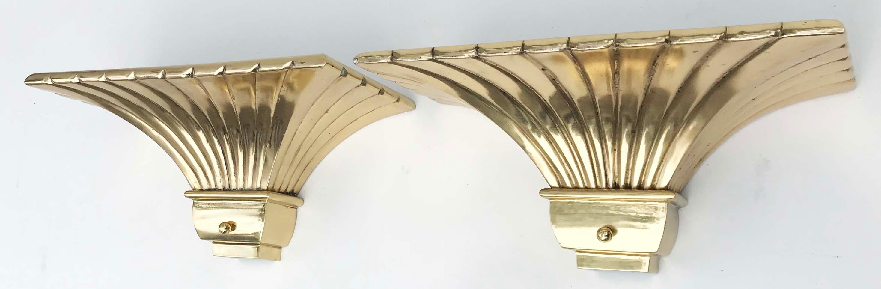 Superbe paire de torchères, laiton et bronze, appliques de grande qualité
Une lumière, ampoule de 100 watts maximum.
Fil américain et en état de fonctionnement.
Entièrement restauré et remis à neuf.