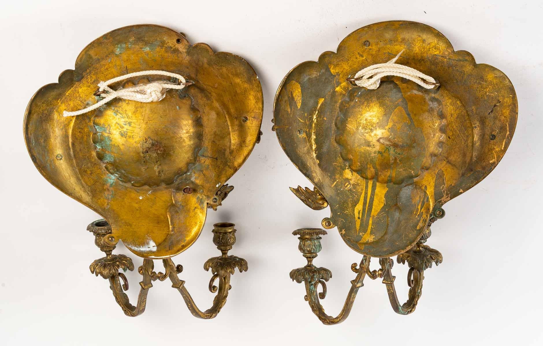 Pair of bronze and cloisonné enamelled sconces in the Japanese style with a dragon motif, 2 arms of lights, 1 wick missing.
Measures: H: 40 cm, W: 26 cm, D: 20 cm.