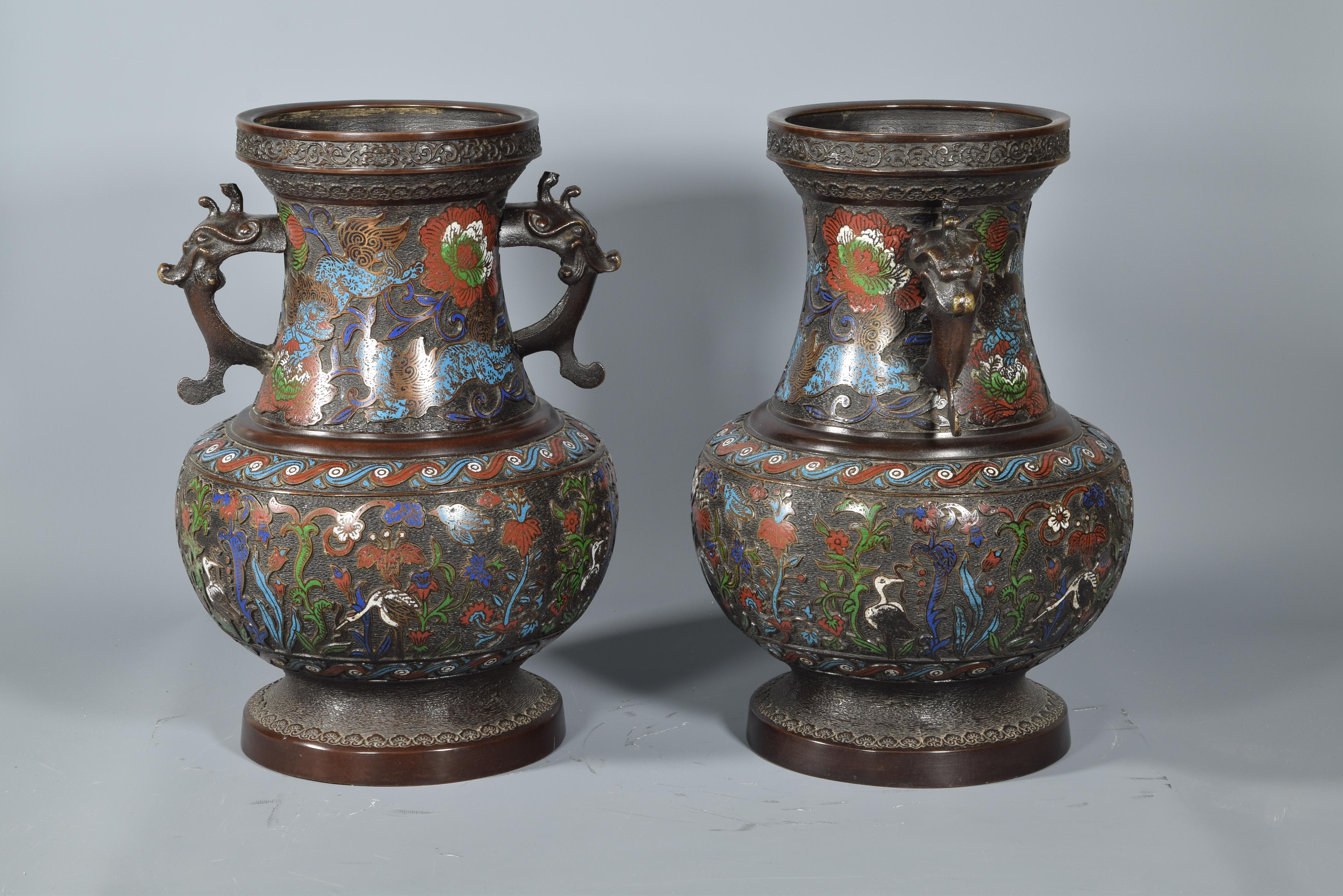 Pair of vases. Bronze and cloisonné enamel. Possibly Japan, 19th century.
With stamps on the base.
Pair of vases, made of metal and colored enamel, which have a circular base, an oval body, a long and wide neck with two handles in the shape of