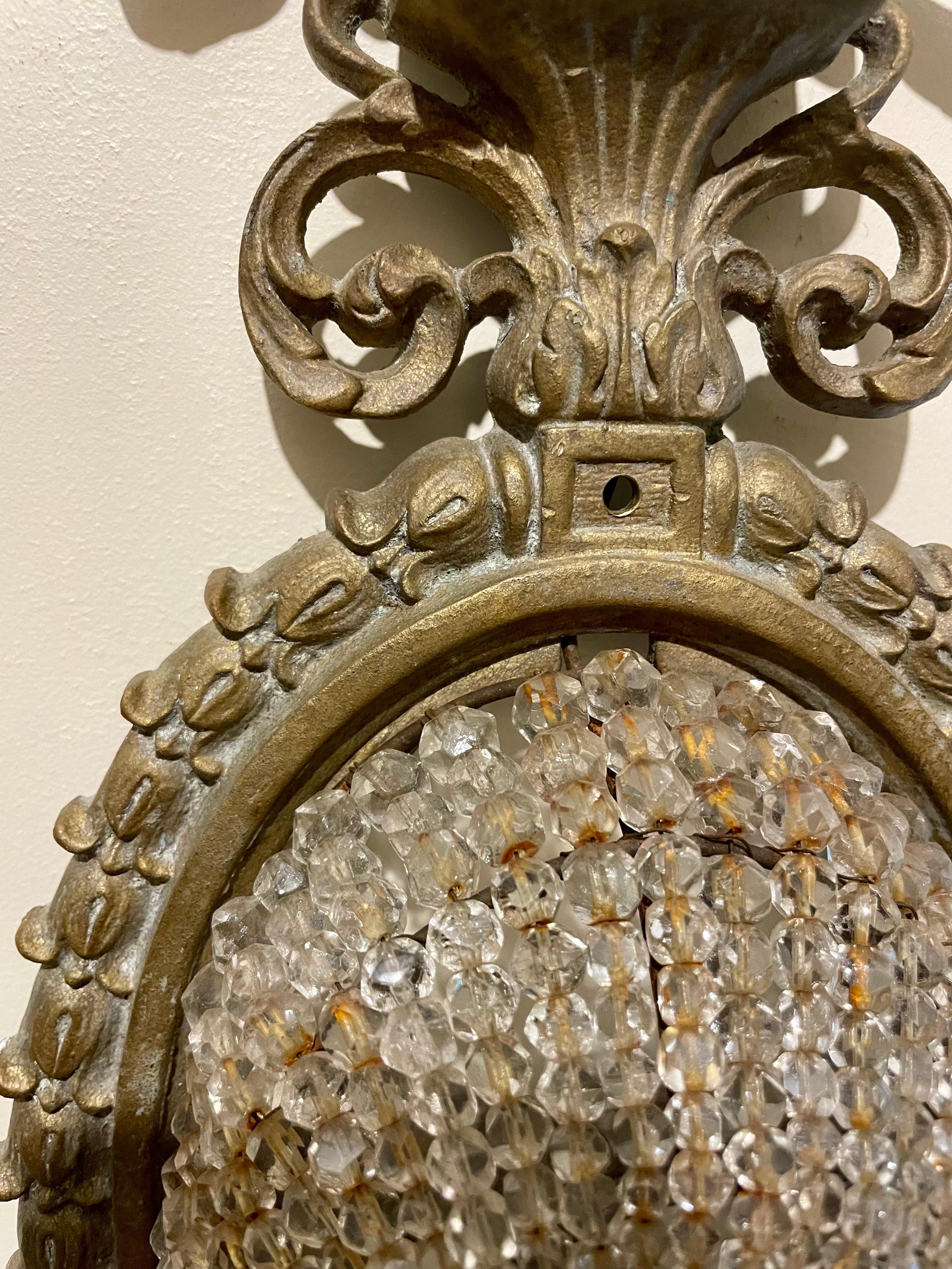 Coppia di lampade a tre bracci con cesto di perline in bronzo e cristallo in vendita 3