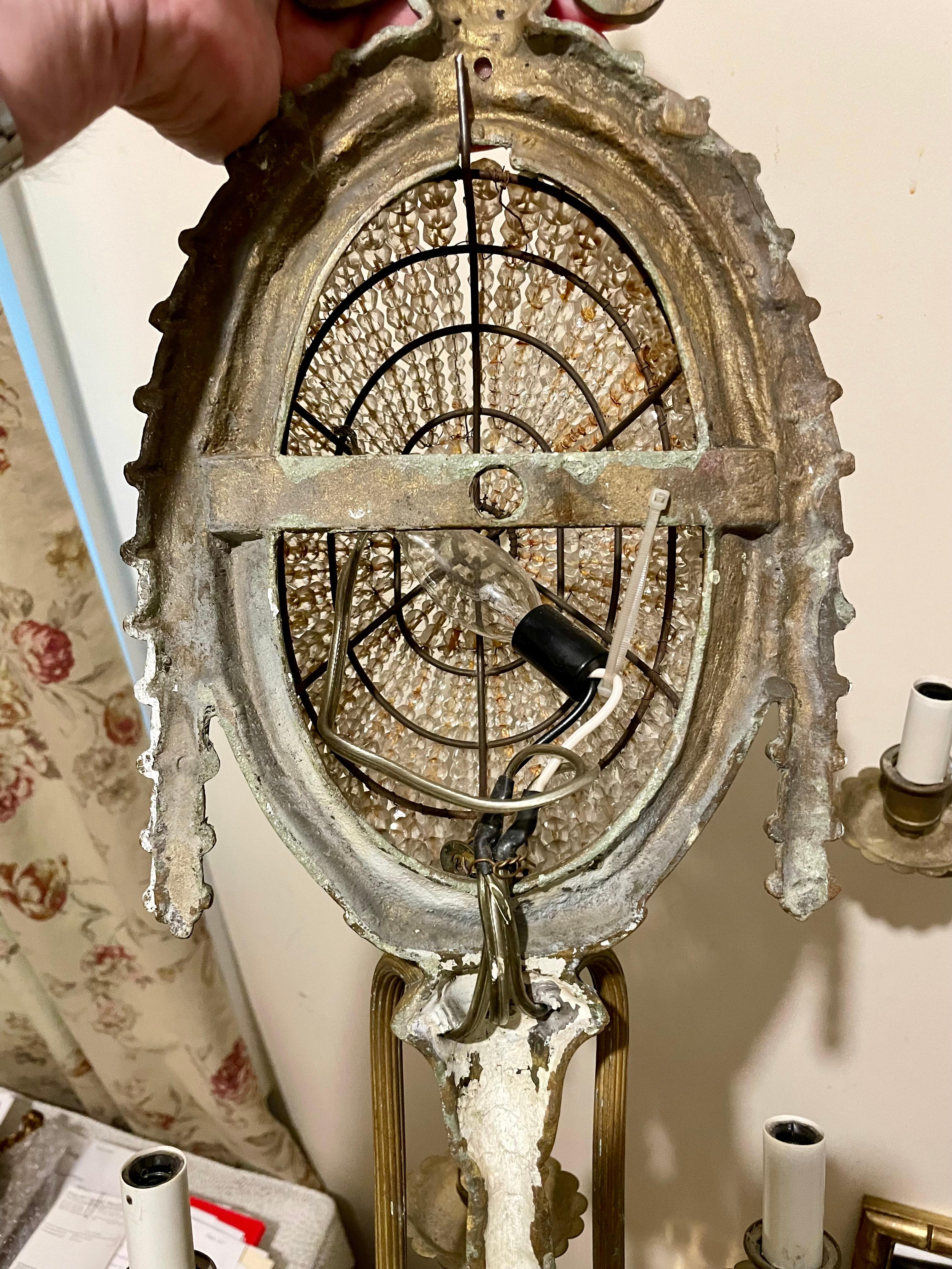 Coppia di lampade a tre bracci con cesto di perline in bronzo e cristallo in vendita 4